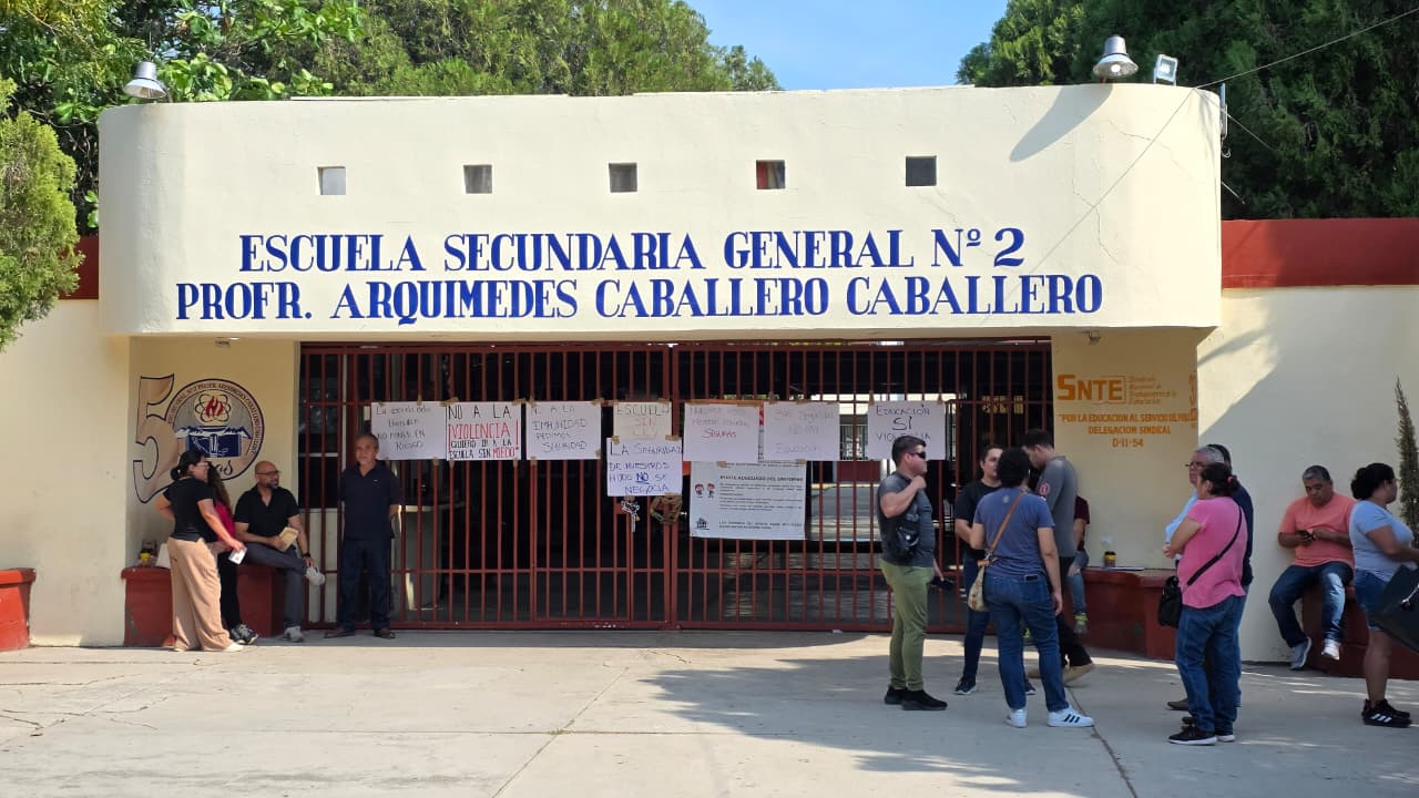 Padres de familia toman instalaciones de la Secundaria 2 en Ciudad Victoria