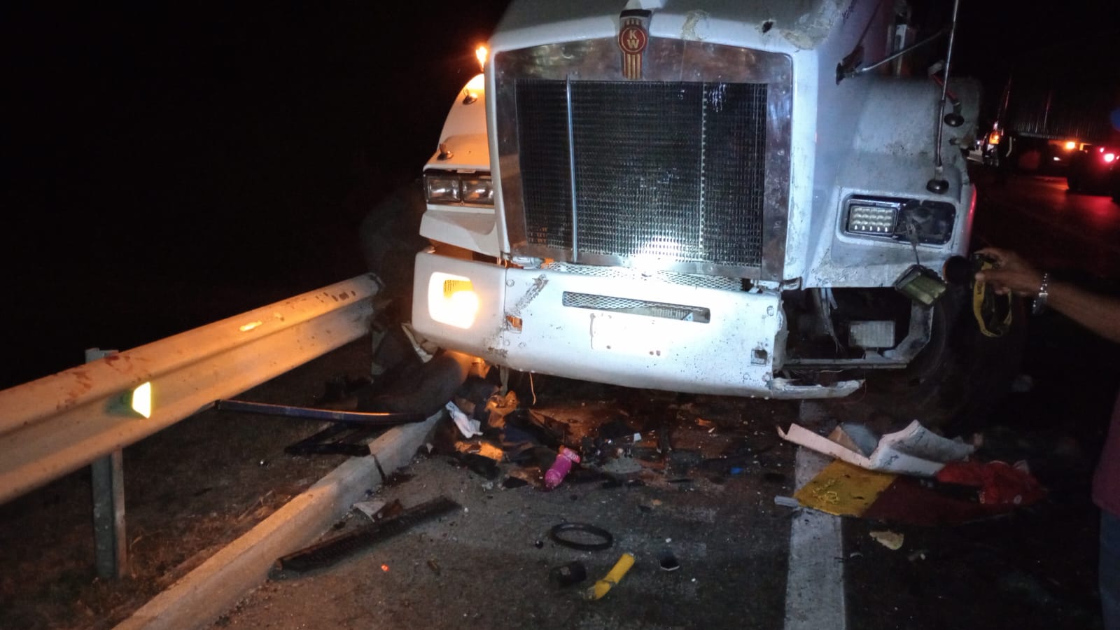 Fatal choque de tractocamiones deja un muerto en Llera