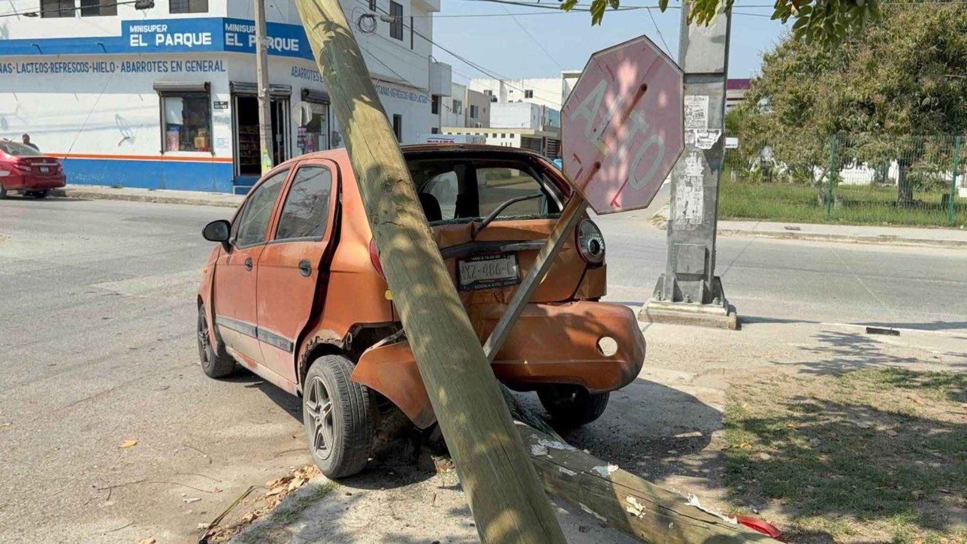 Por no respetar alto, provoca fuerte choque en Ciudad Madero