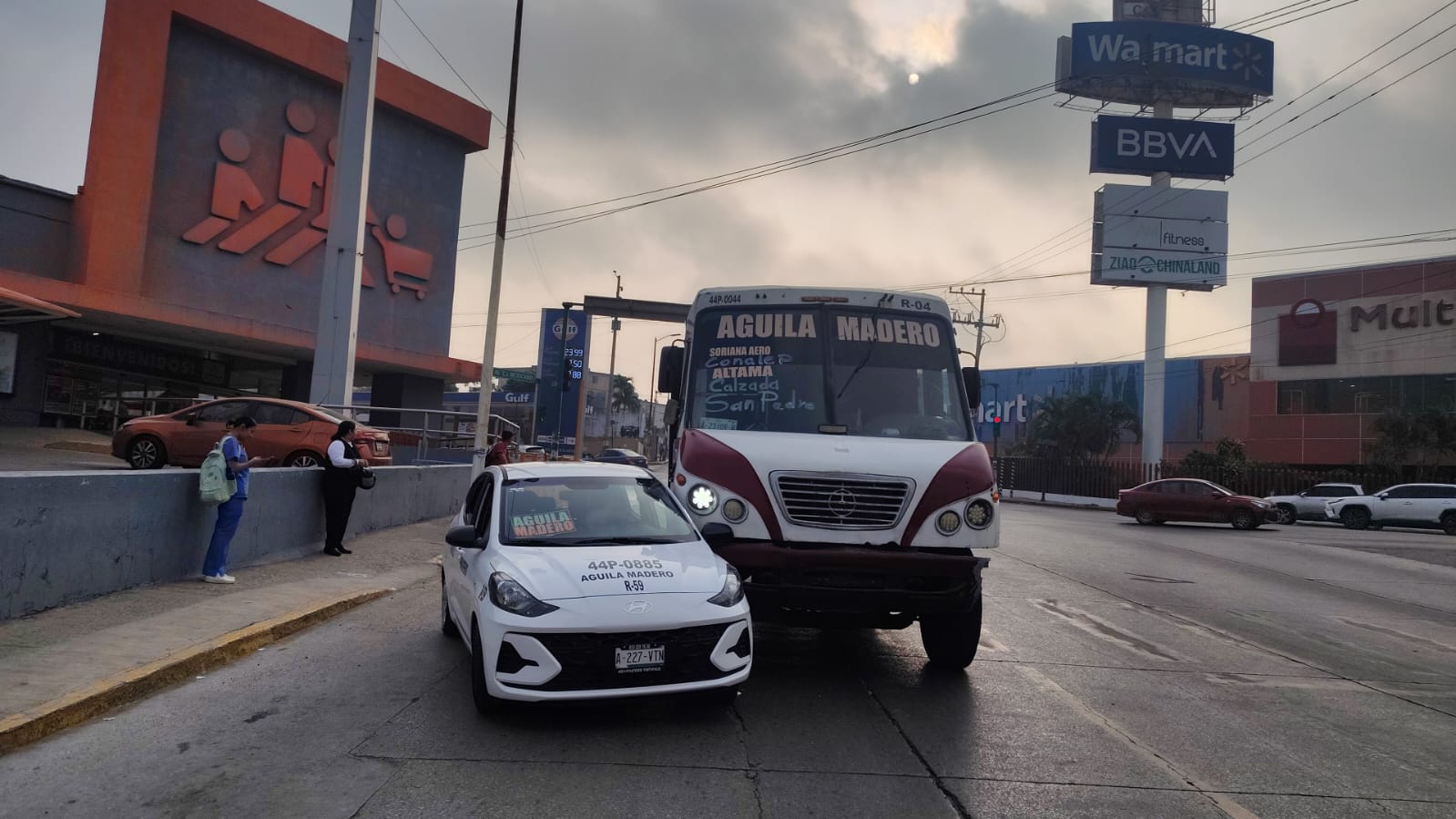 ¡Por el pasaje! Choferes hacen “carreritas” y chocan en Madero