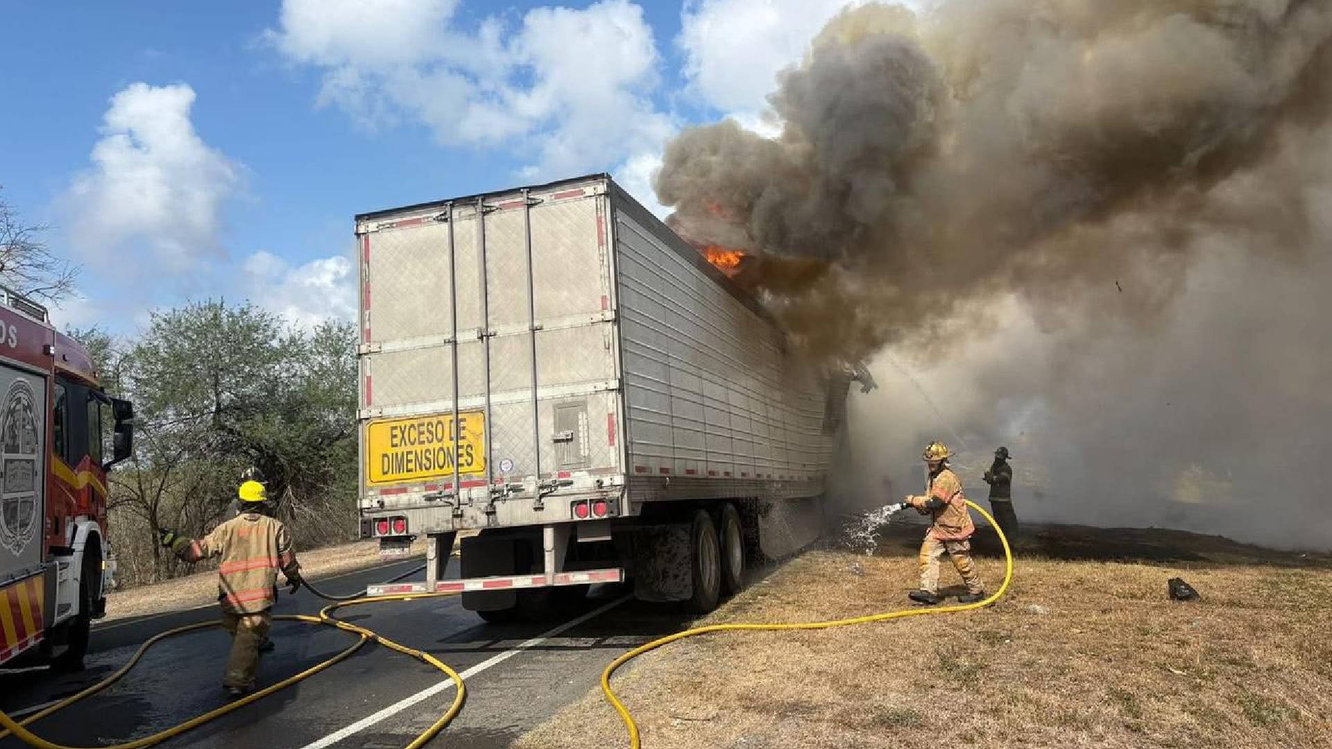 Fuego consume tráiler en la carretera Tampico – Mante
