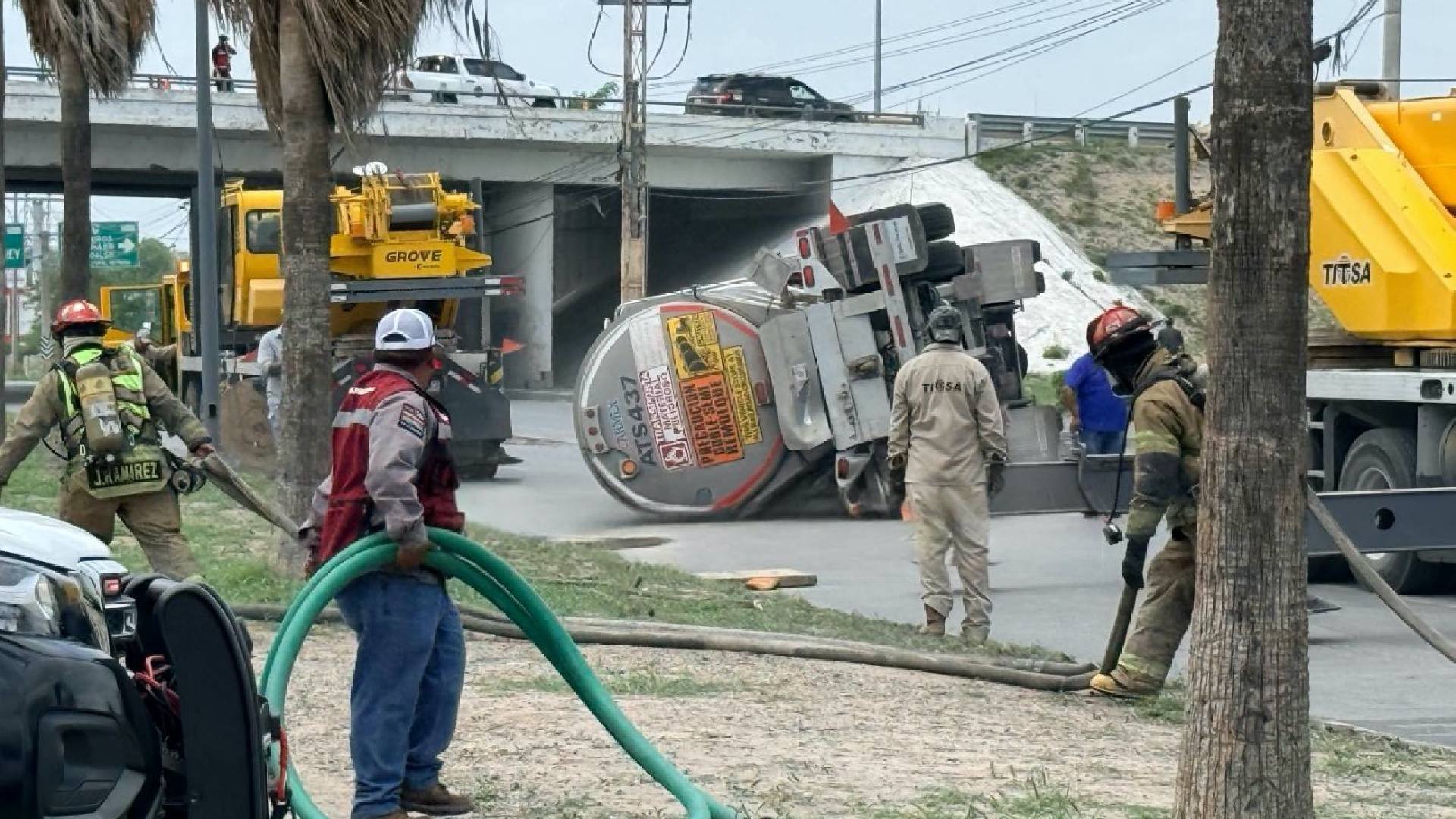 Vuelca pipa cargada con combustible en Reynosa