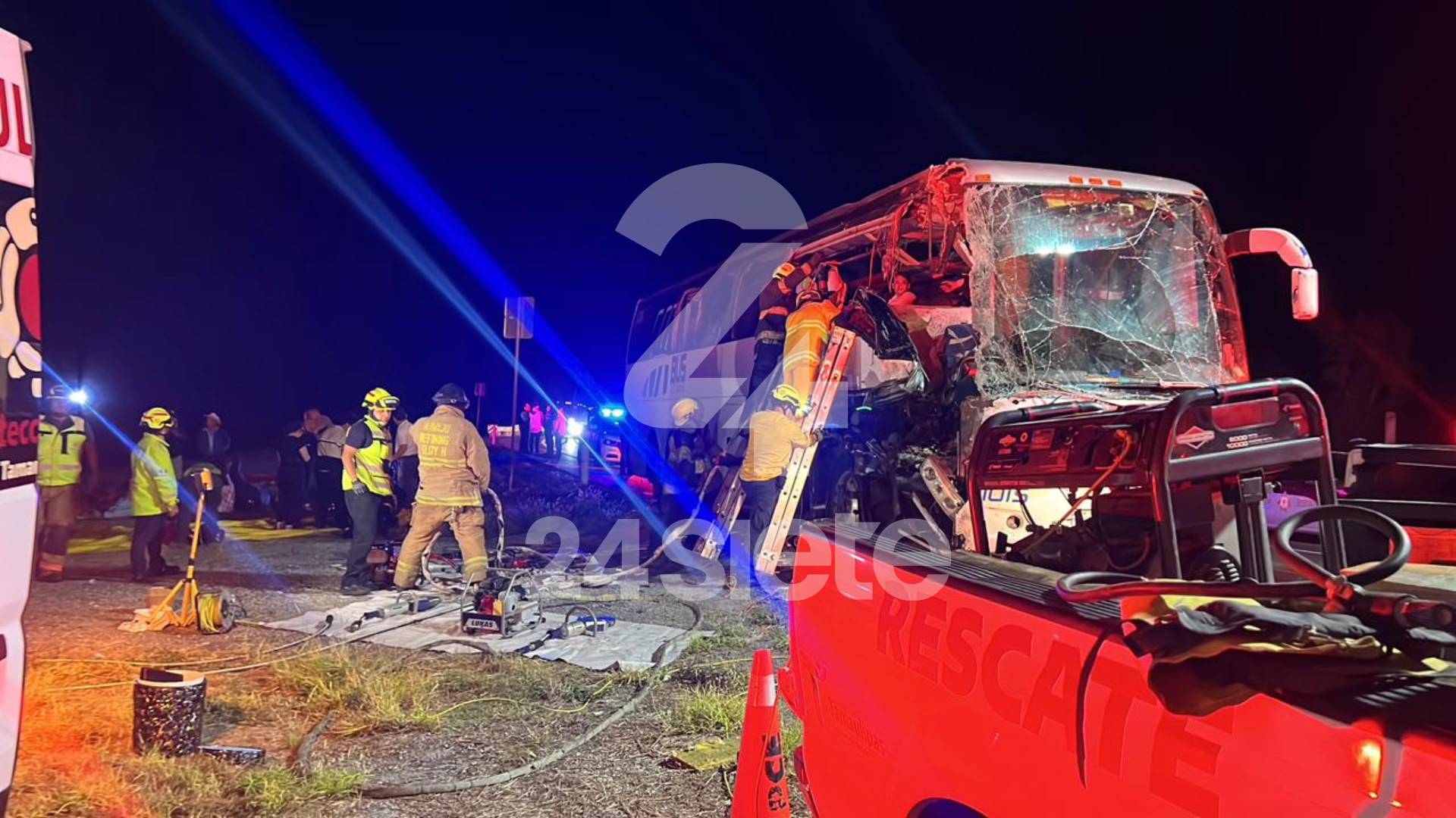 Fuerte choque de autobús deja 2 muertos y al menos 10 heridos en carretera Victoria–Zaragoza