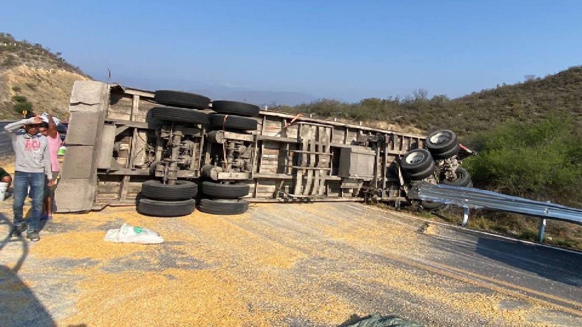 Vuelca tráiler cargado de maíz en carretera Rumbo Nuevo