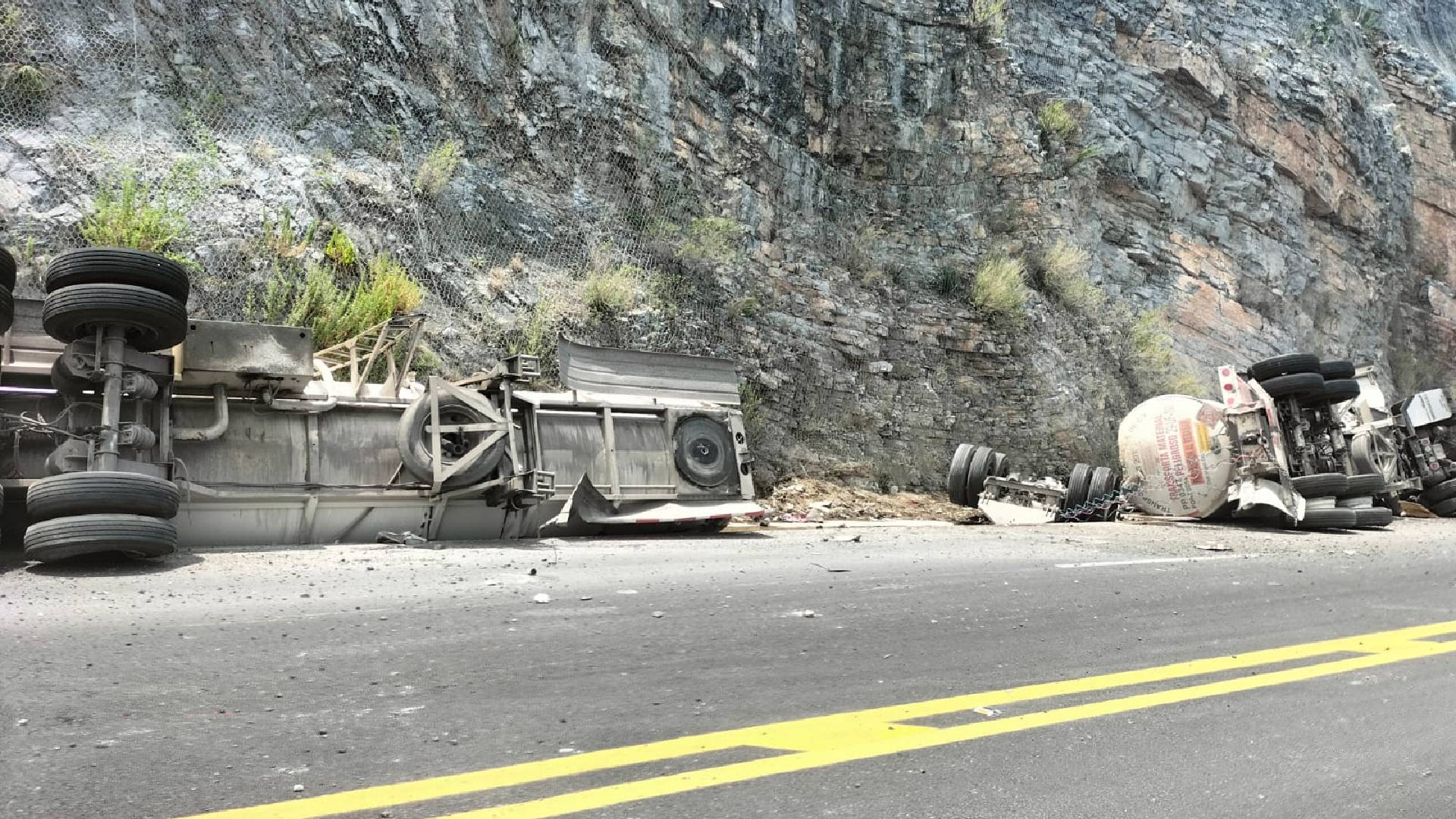 Cierran carretera por derrame de combustible en Rumbo Nuevo