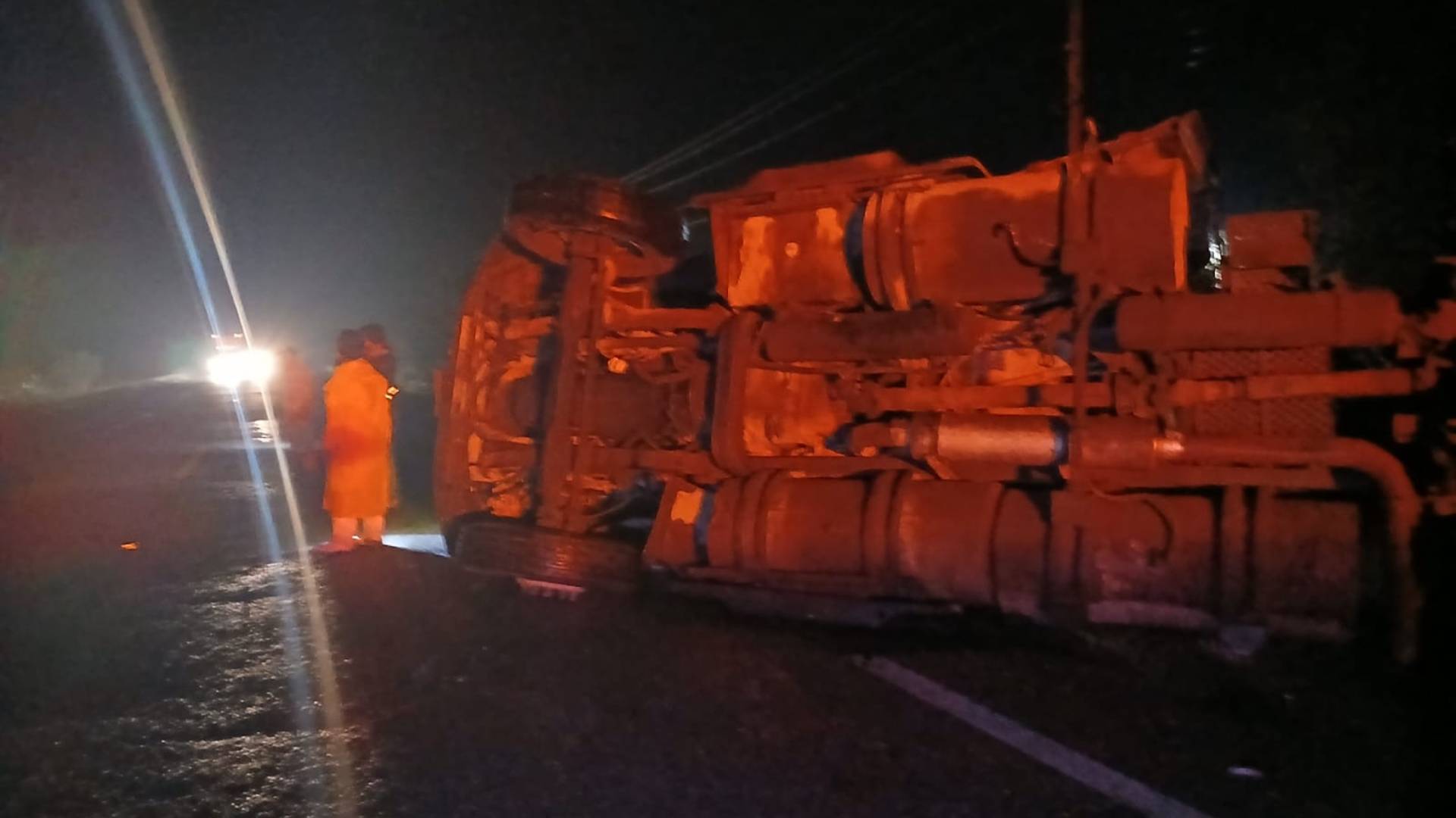 Cierran carril en carretera de Xicoténcatl tras volcadura de tráiler