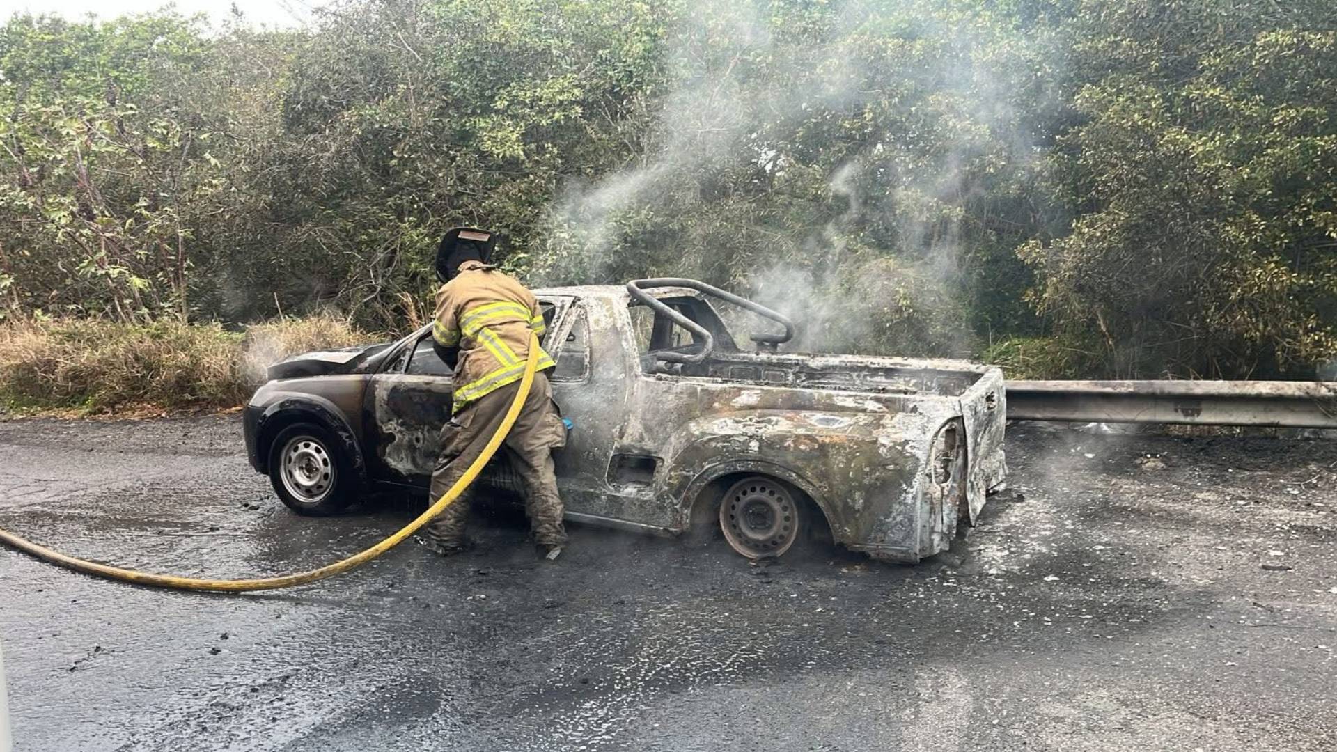 Vehículo se incendia en los límites entre Altamira y Ciudad Madero