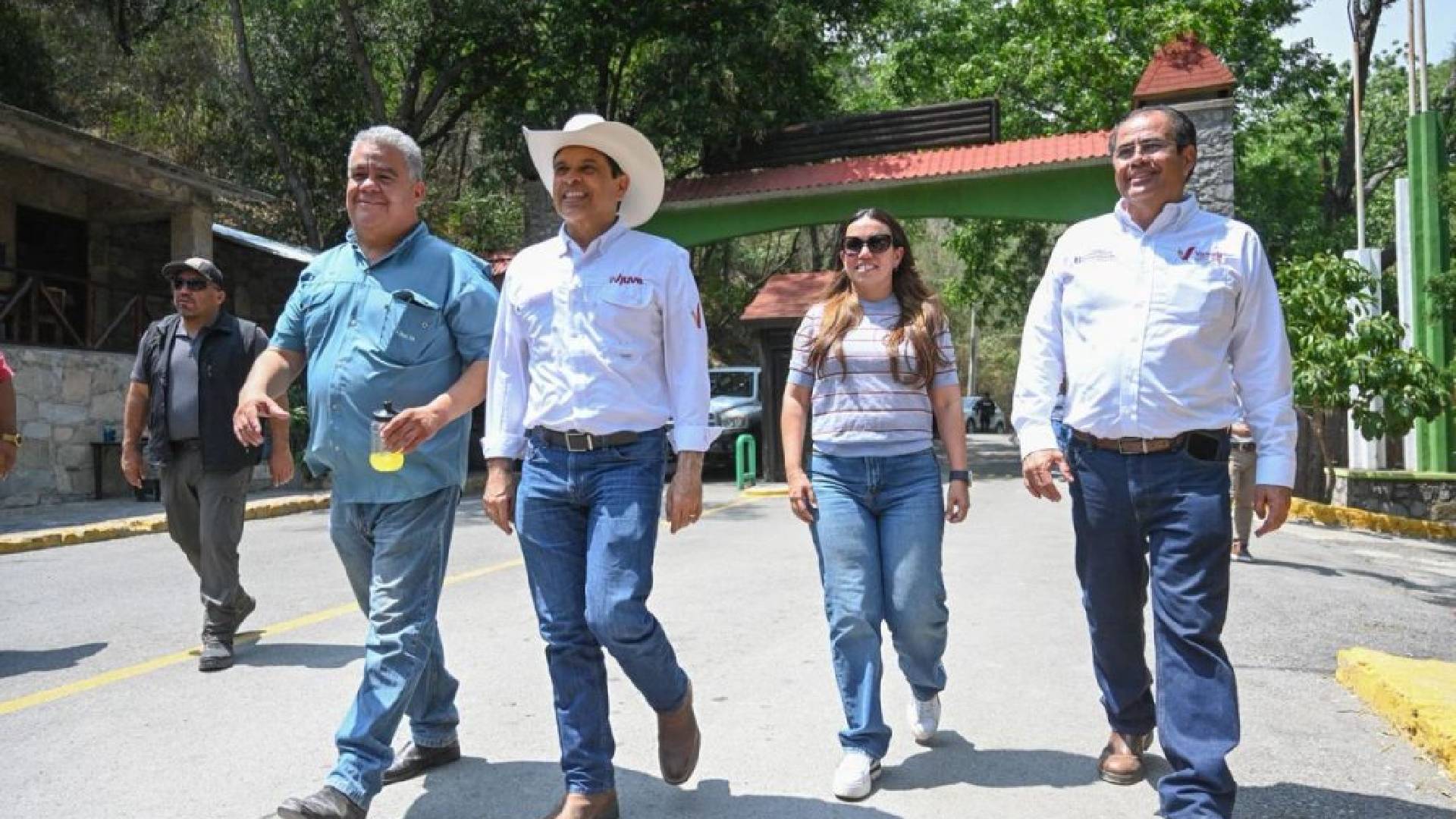 Lalo Gattás convive con familias del área rural en ejido La Libertad