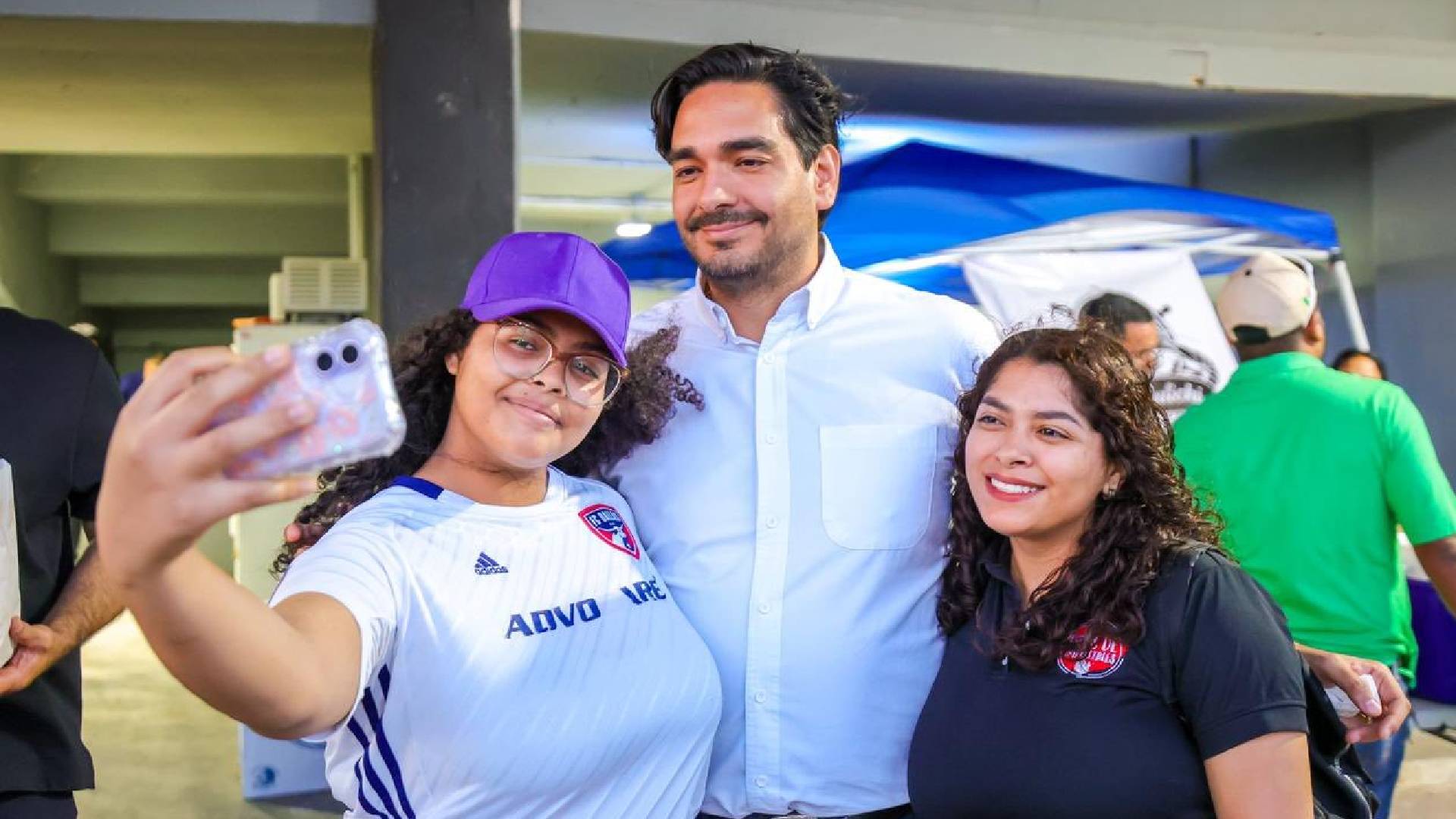 Carlos Peña disfruta noche de beisbol junto a familias en Reynosa