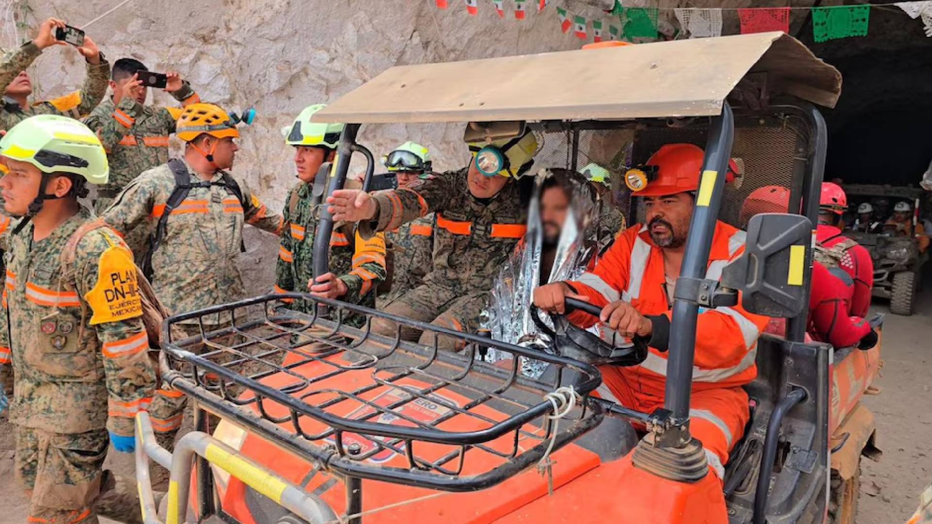 Rescatan con vida a segundo minero tras 14 días en Sinaloa