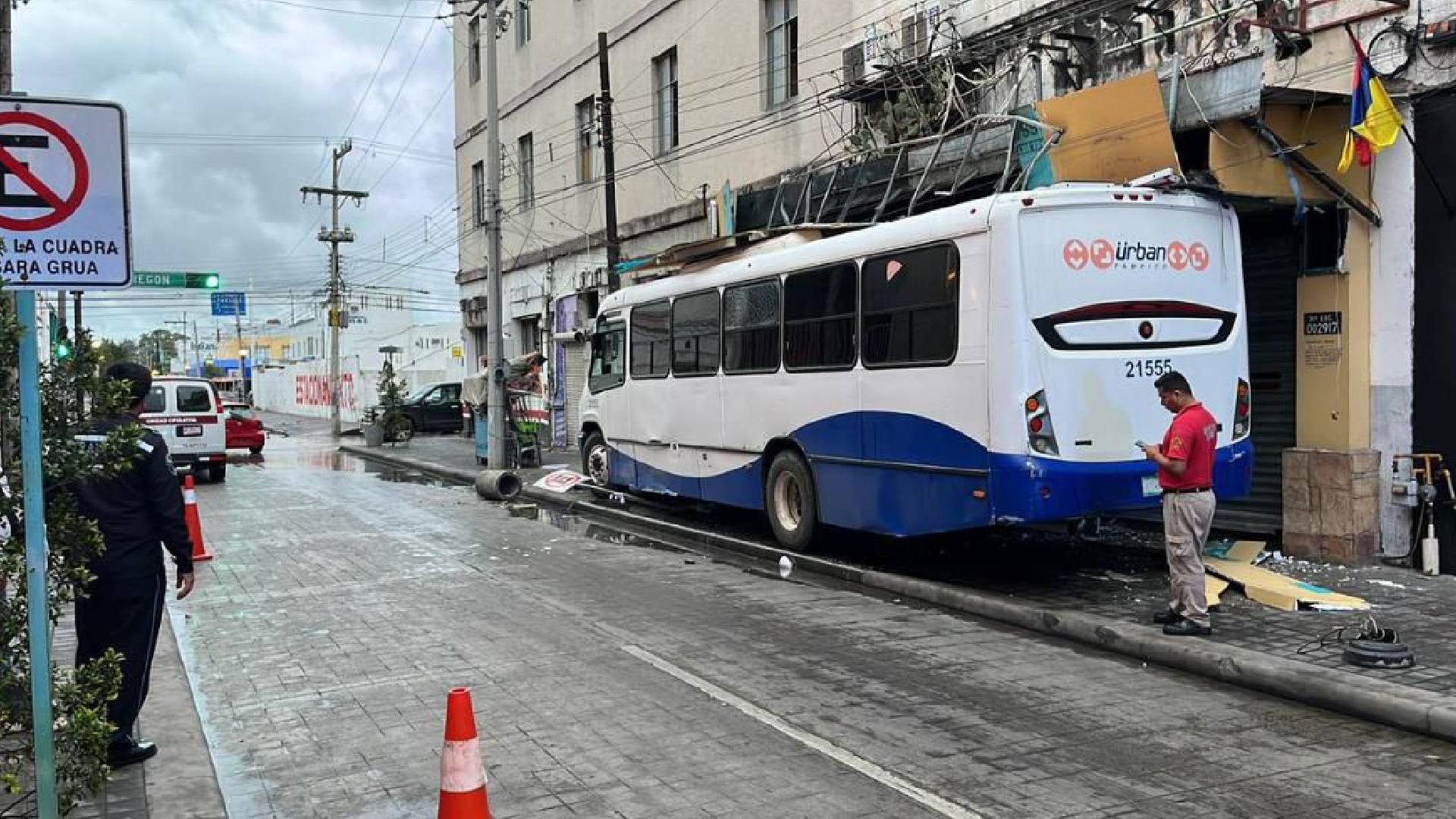 Autobús se sube a banqueta en pleno centro de Tampico