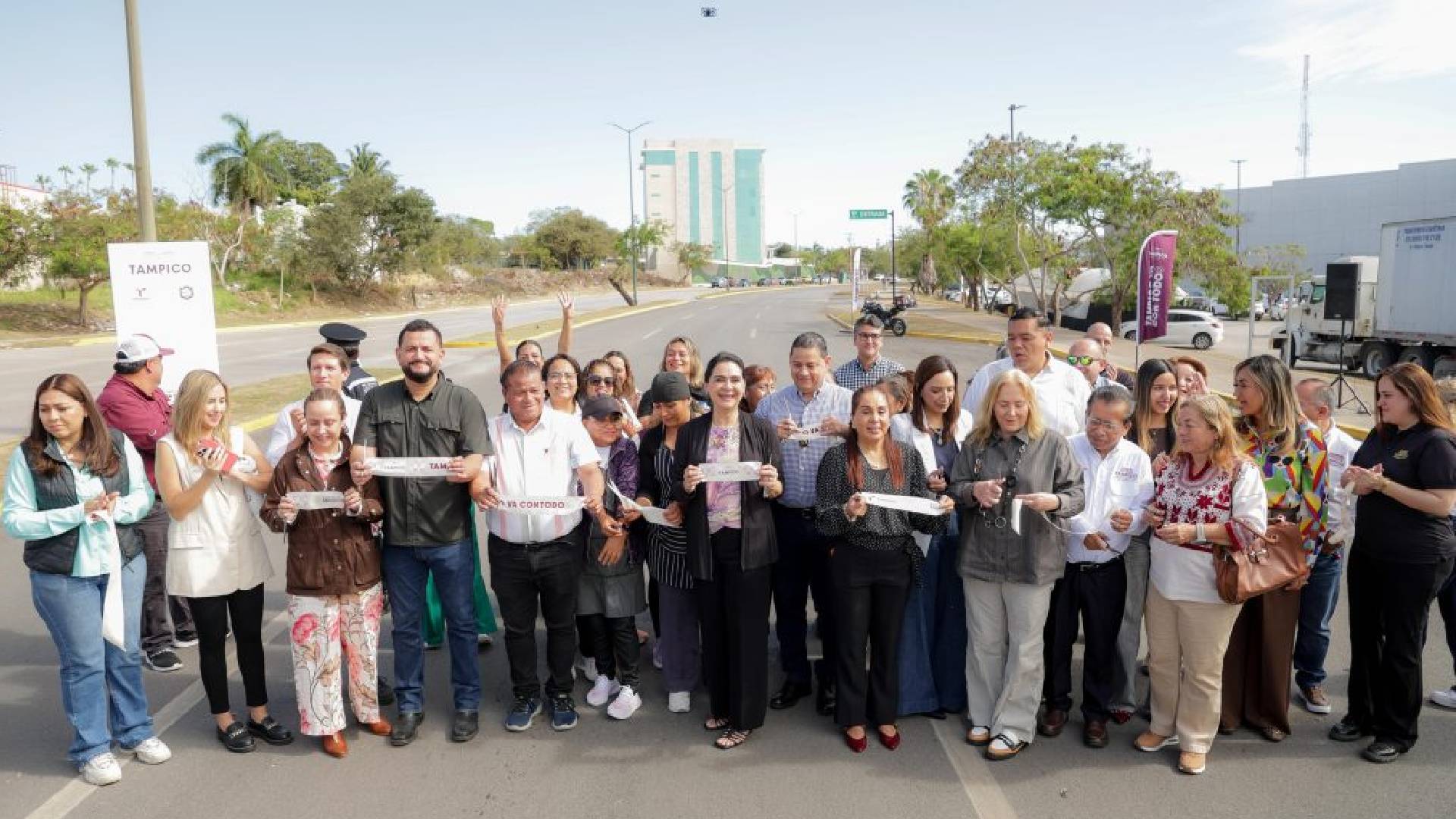Mónica Villarreal inaugura reencarpetado en avenida clave de Tampico