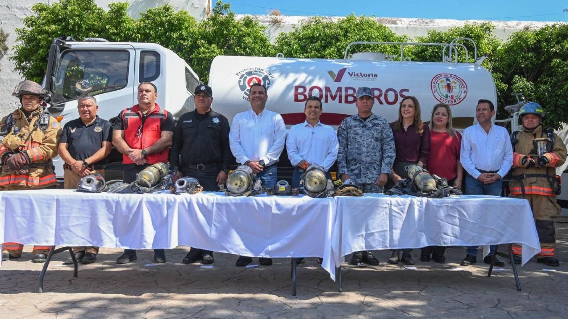 Entrega Lalo Gattás equipo y unidad a bomberos de Victoria