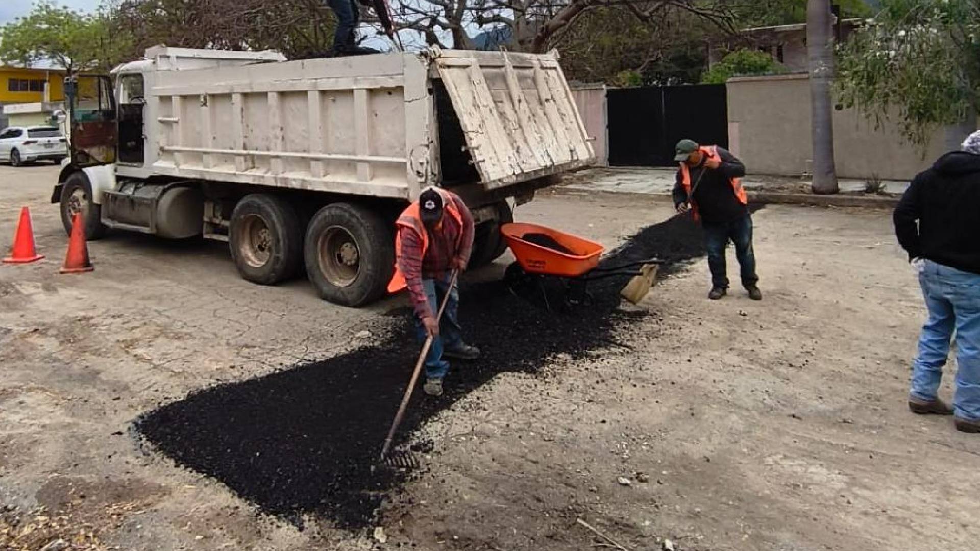 Llegan trabajos de bacheo a Nacozari, Del Periodista y Las Palmas