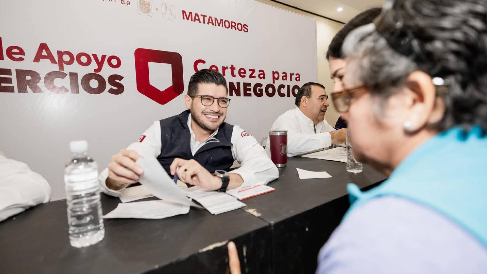 Aprovechan dueños de comercios última jornada “Certeza para tu Negocio” encabezada por el alcalde Beto Granados
