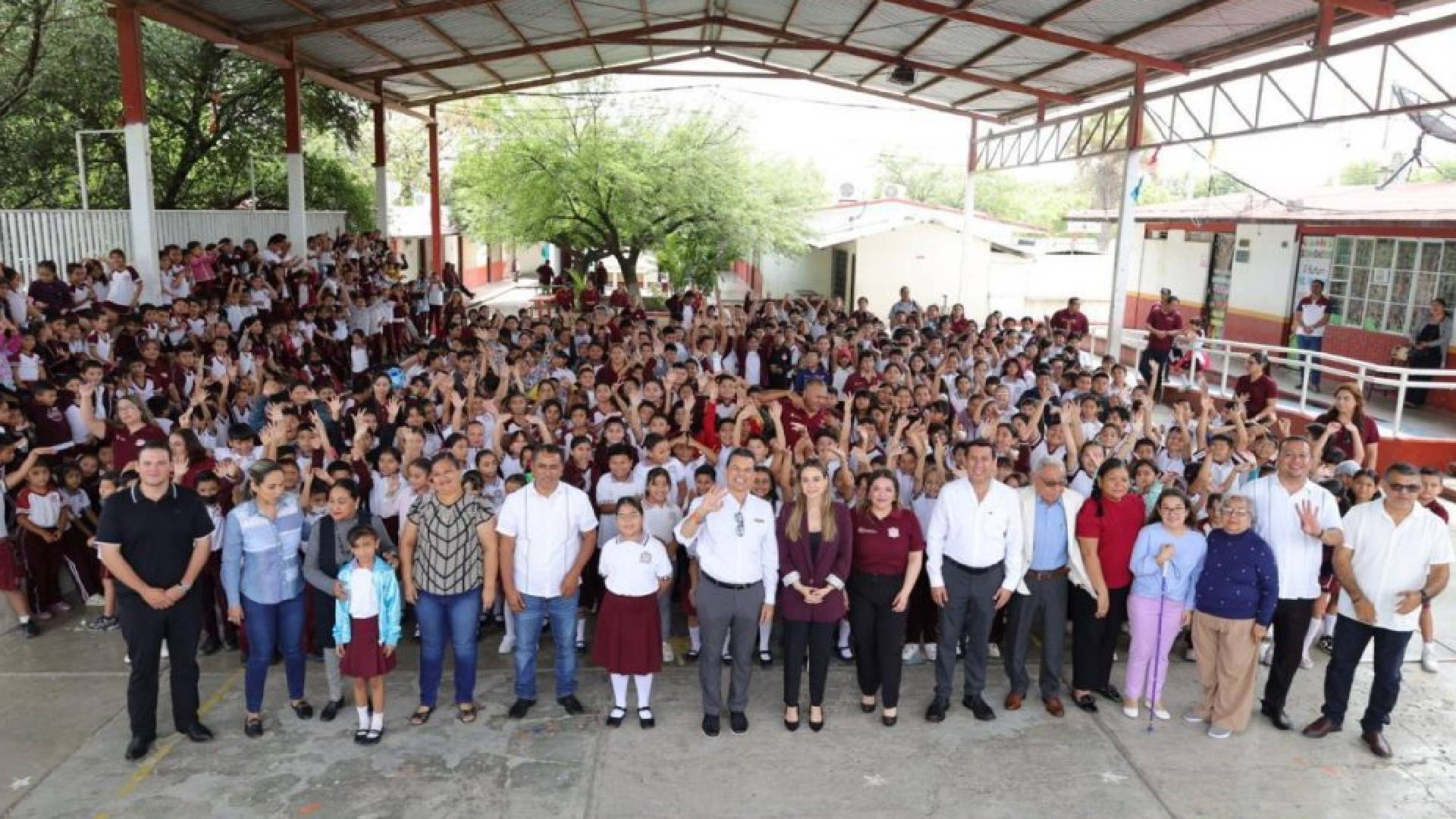 Lalo Gattás entrega cisterna en escuela Emilio Portes Gil