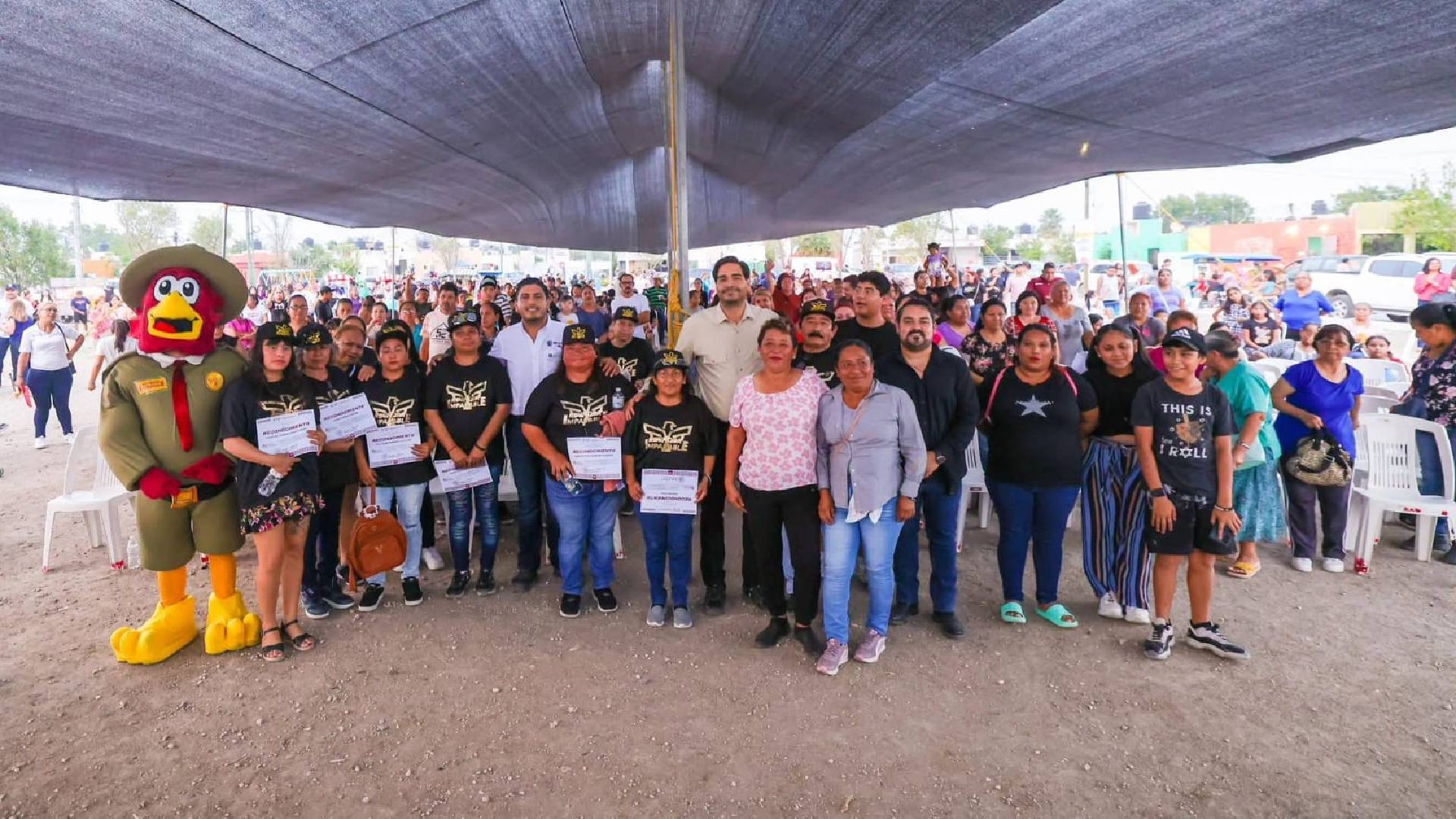 Vecinos del fraccionamiento Halcón reconocen el trabajo de Carlos Peña