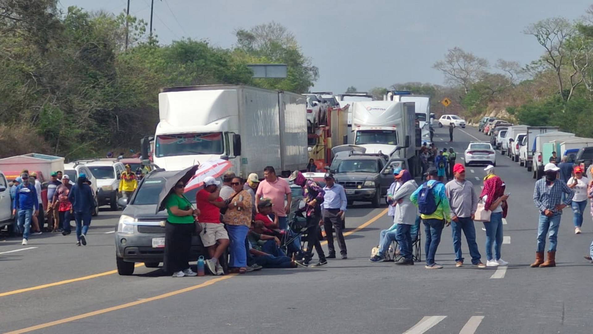 Pescadores bloquean carretera Tampico–Tuxpan por derrame de hidrocarburo