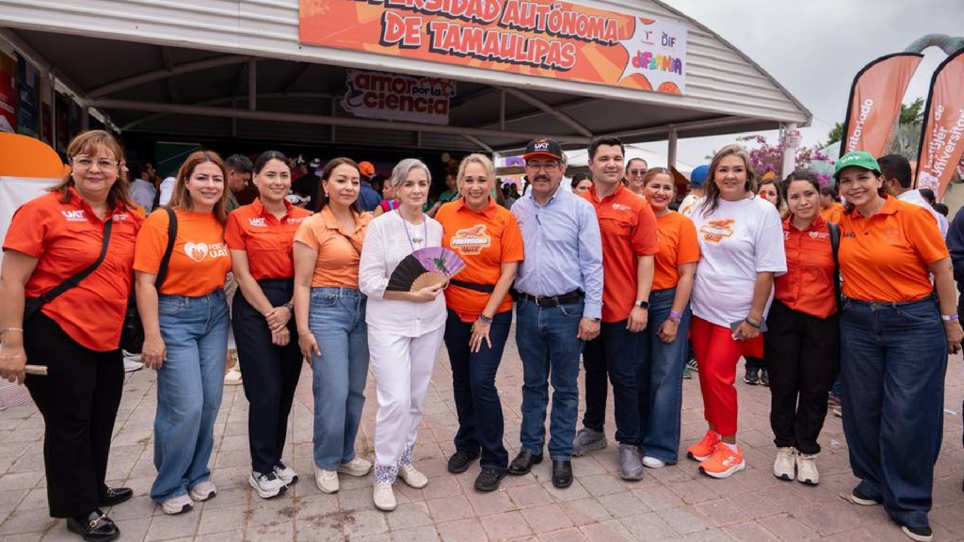Américo Villarreal y Dámaso Anaya conviven con niños en DIFzania