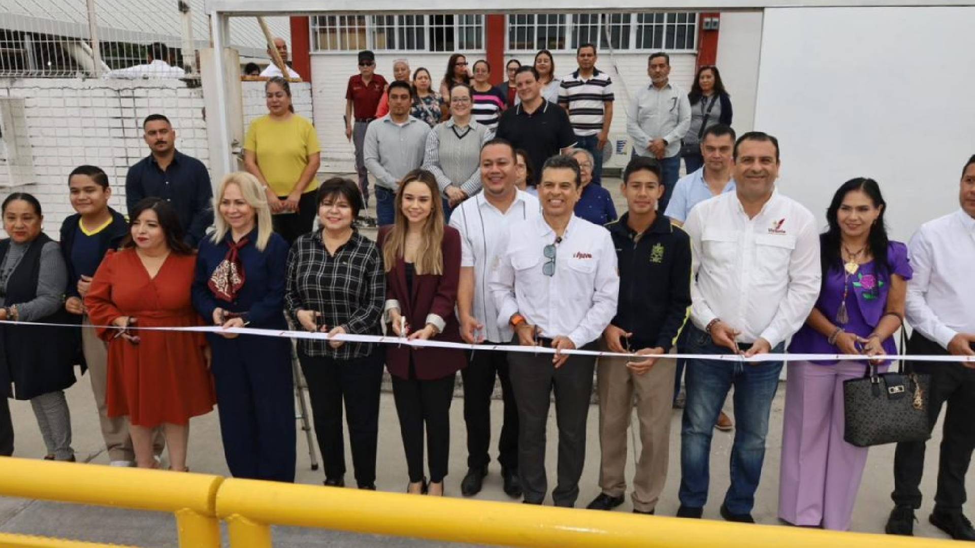 Lalo Gattás entrega obras en Secundaria No. 8 en Victoria