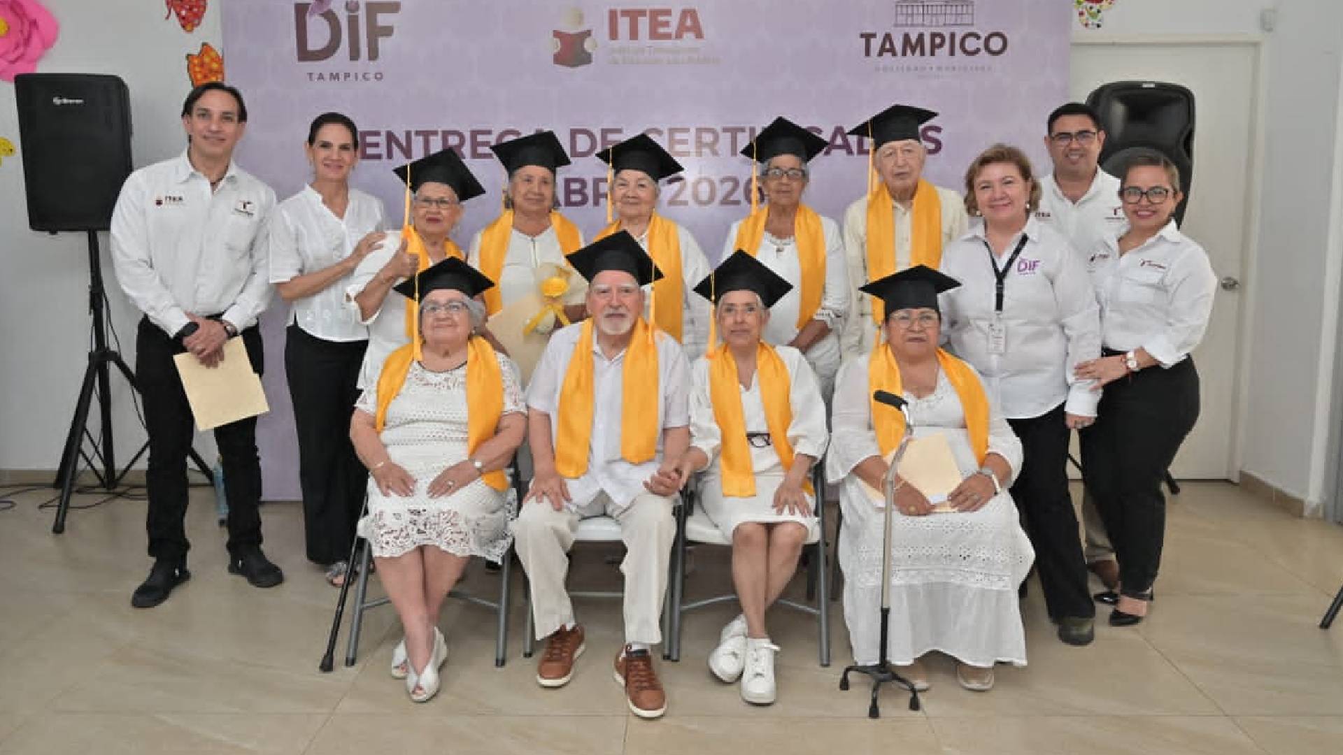 DIF Tampico celebra culminación de estudios de adultos mayores