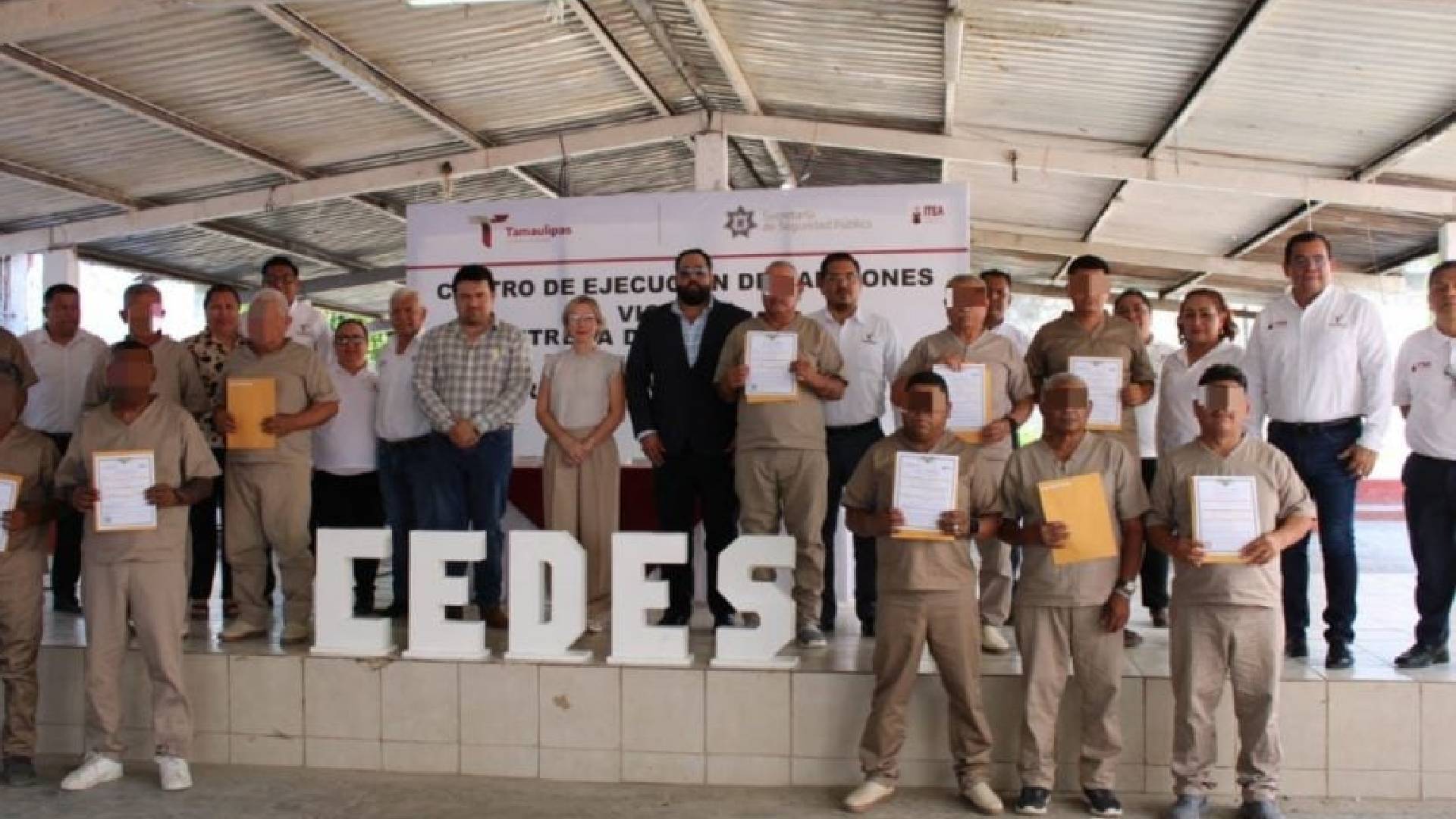 Entregan 52 certificados de educación básica en CEDES Victoria