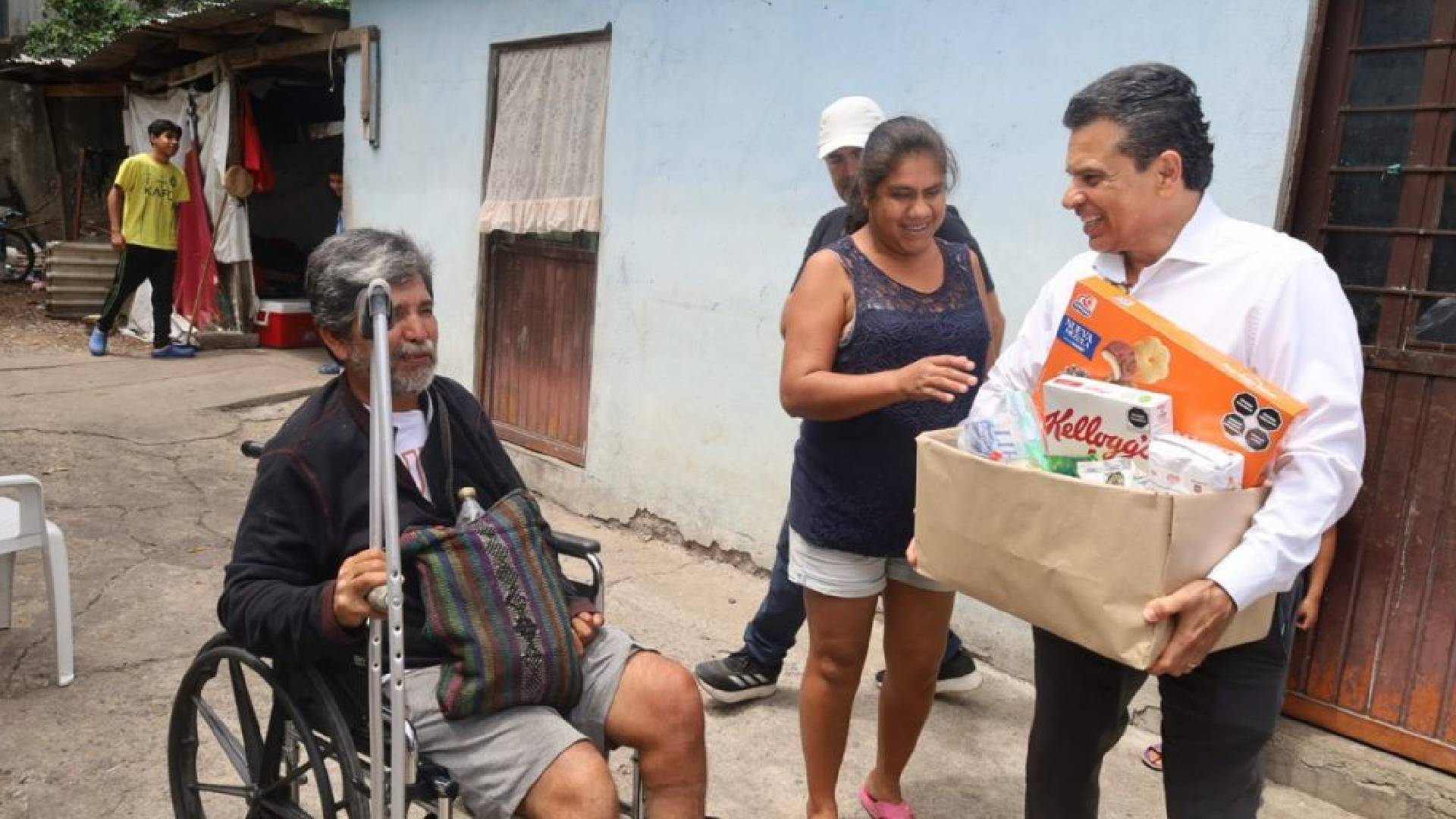 Lalo Gattás mantiene cercanía con la gente en Victoria