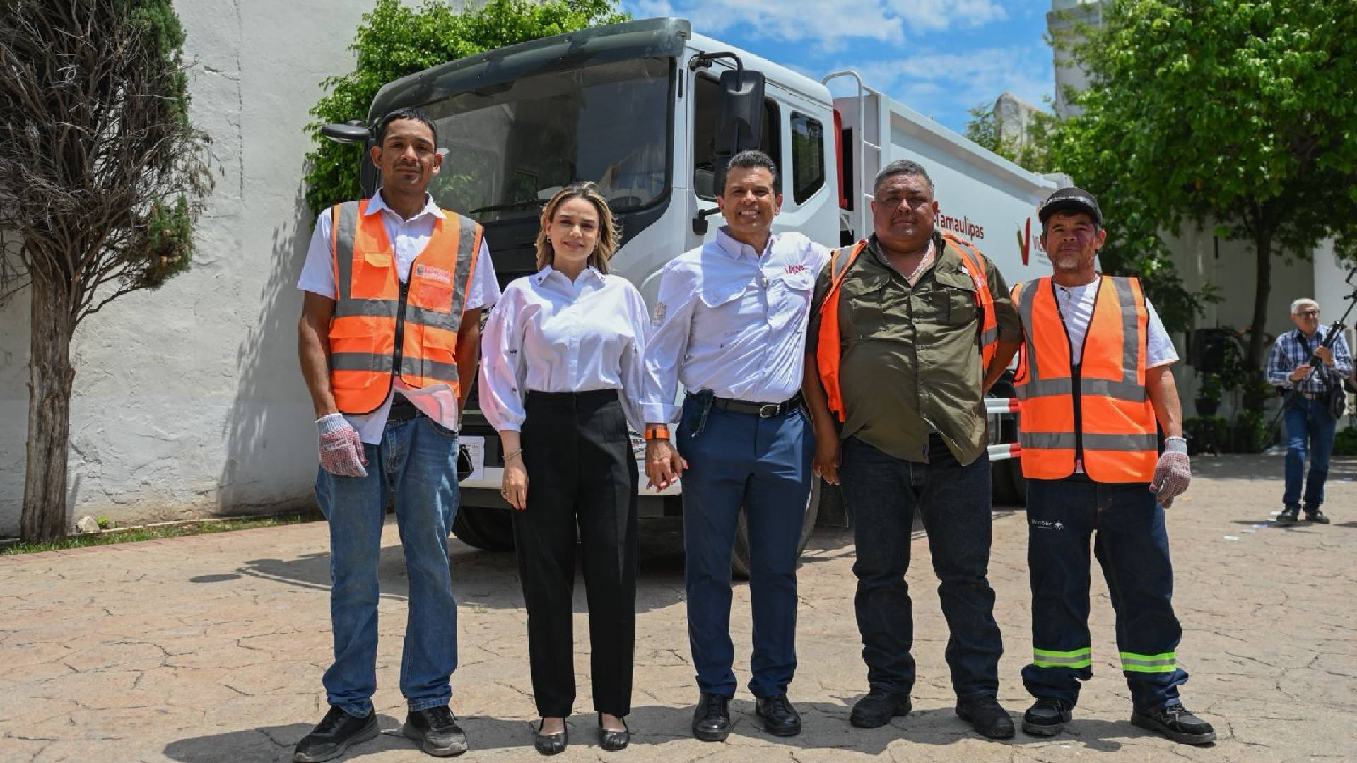 Lalo Gattás entrega camión recolector y anuncia más unidades