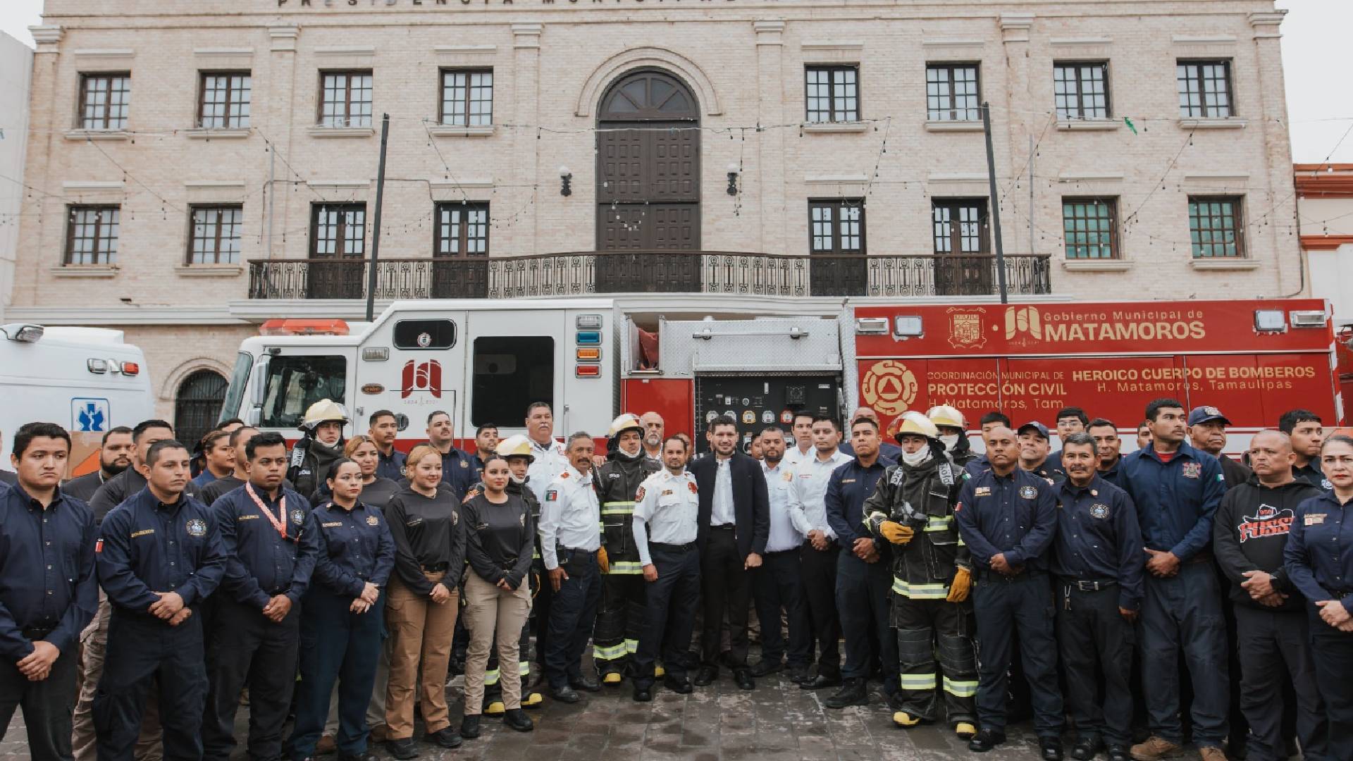 Beto Granados anuncia incremento salarial del 30 por ciento a bomberos y entrega equipo