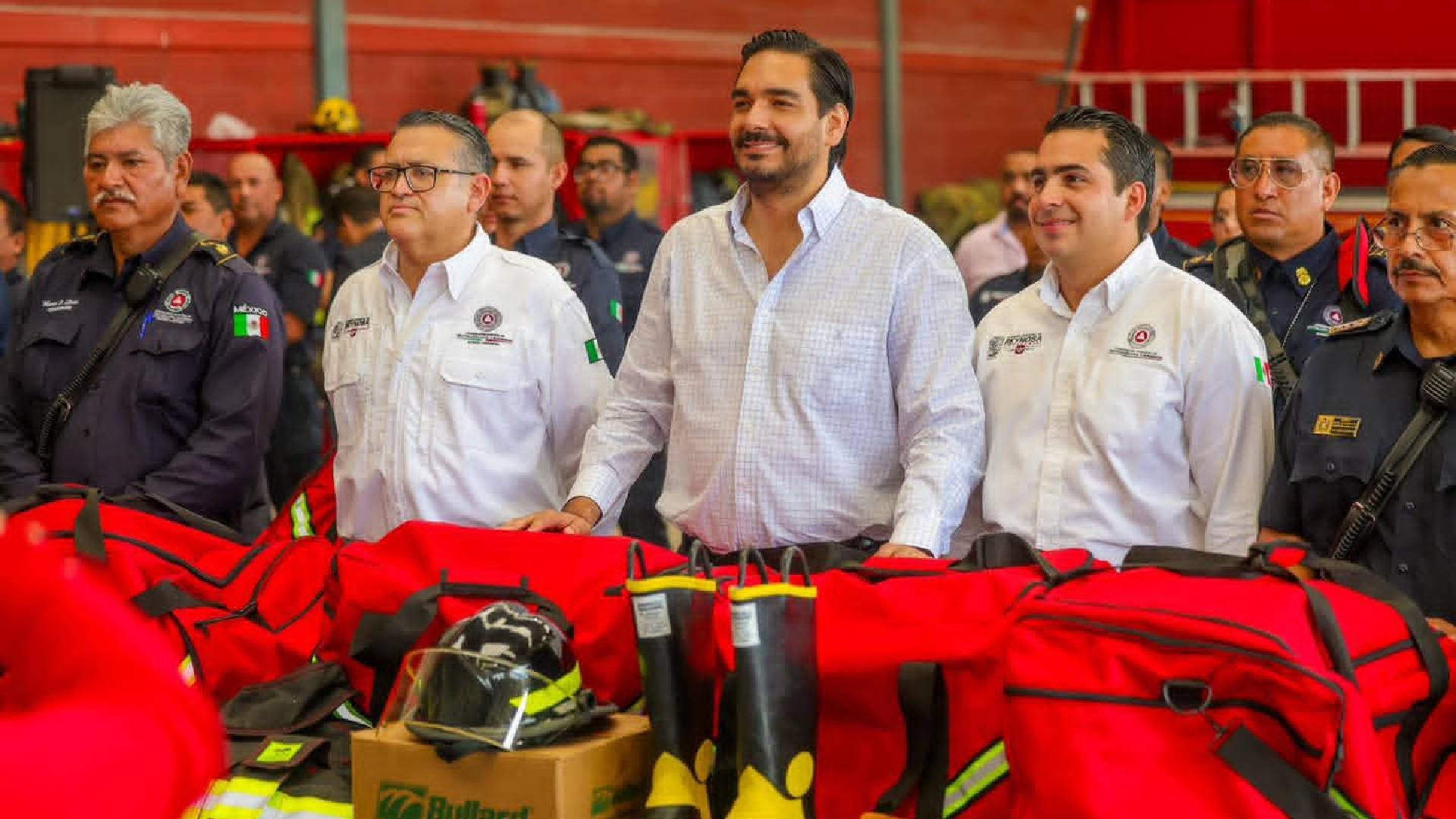 Carlos Peña refuerza a Bomberos con nuevo equipo
