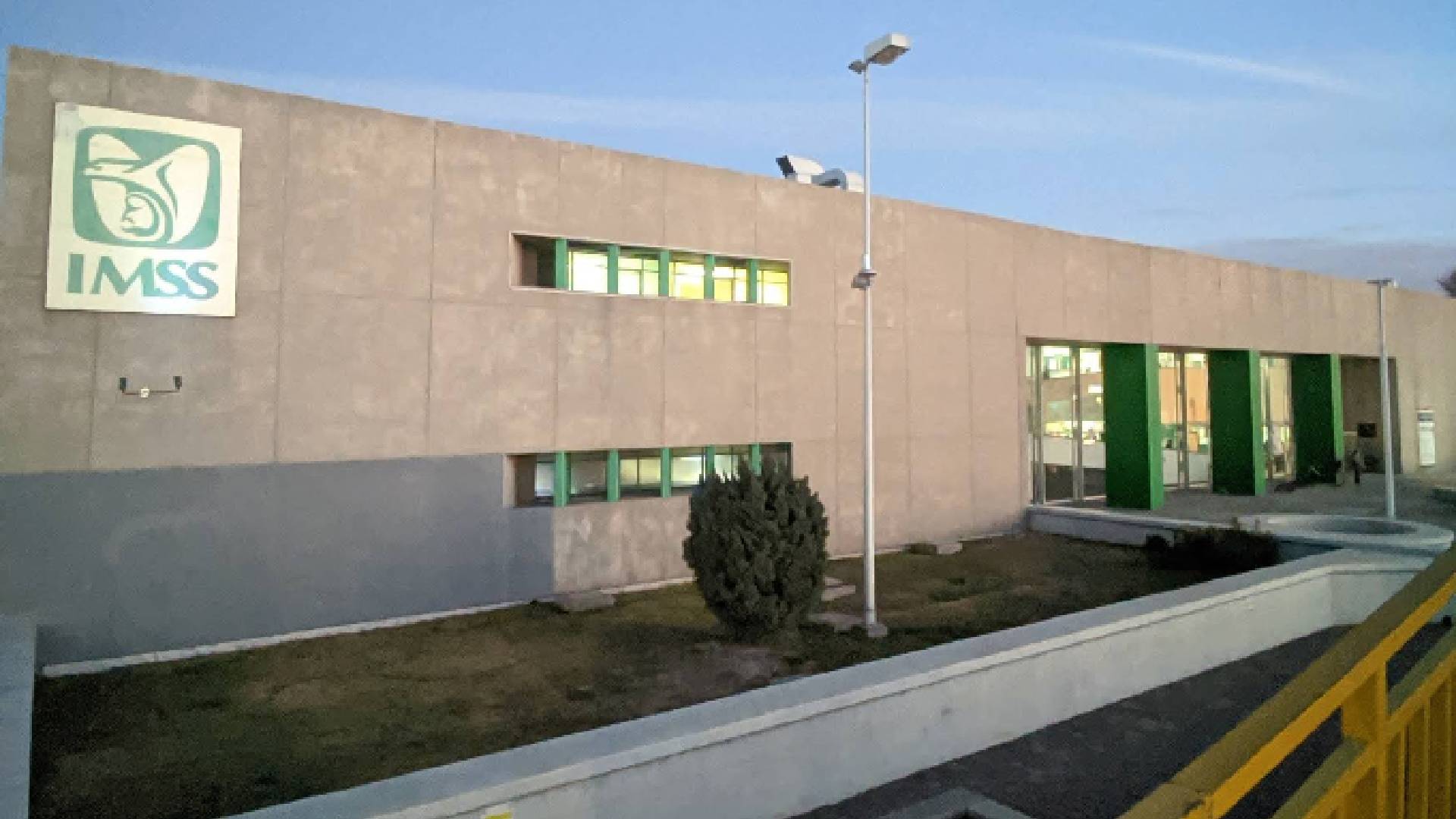 Hallan cámara oculta en baño de clínica del IMSS