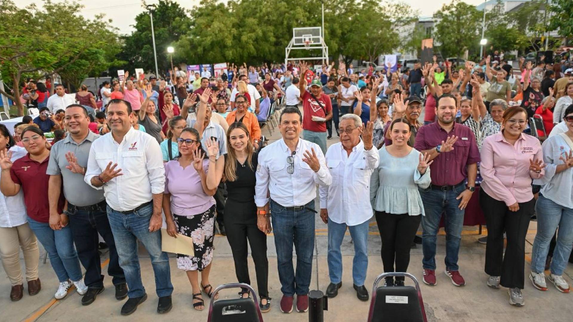 Lalo Gattás lleva servicios y atención a Lomas de Calamaco