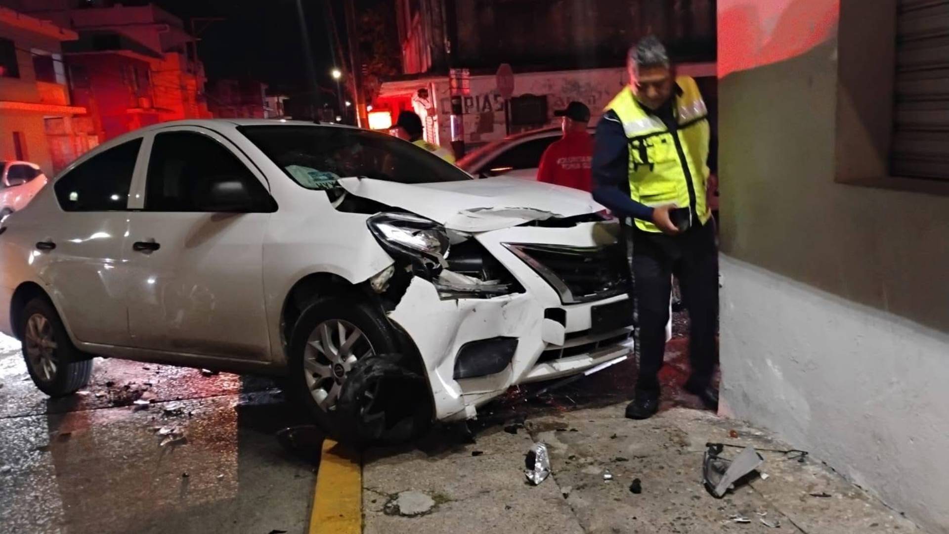 Fuerte choque en Tampico deja a joven lesionado