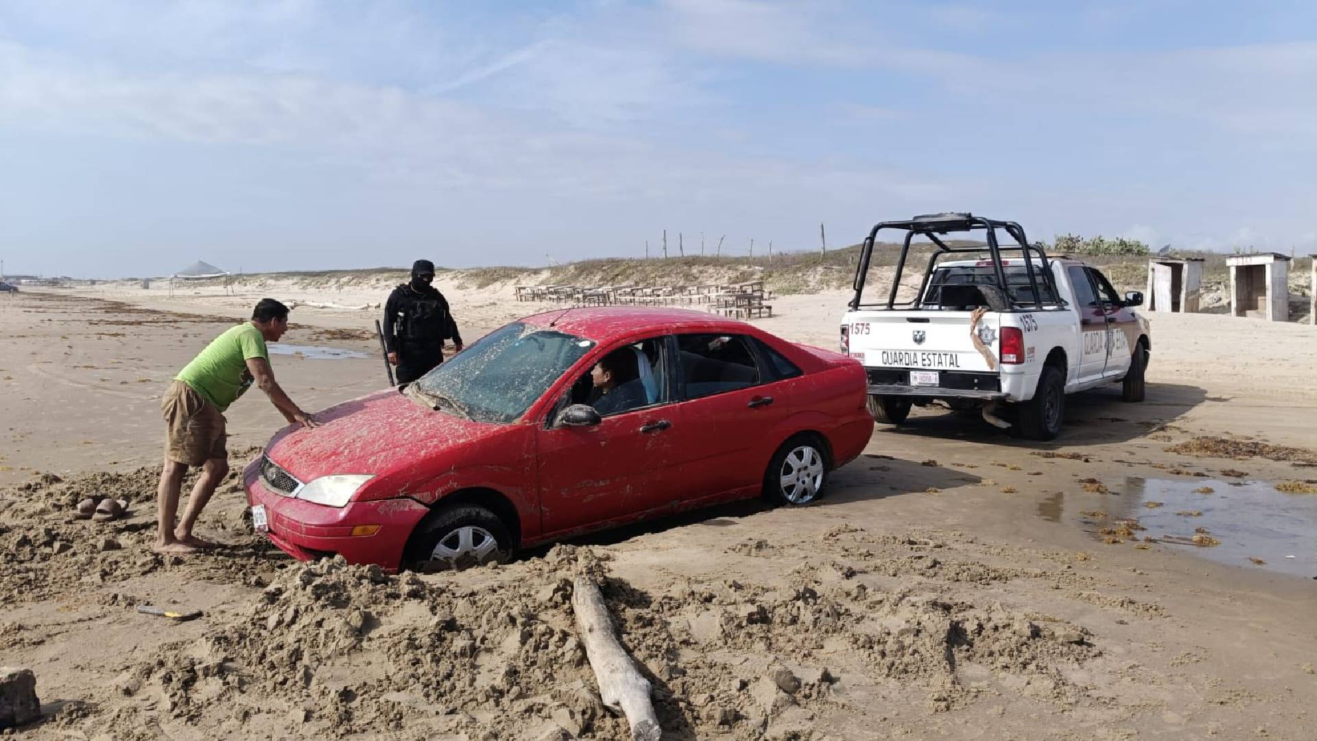 Carro queda atascado a la orilla de Playa Bagdad
