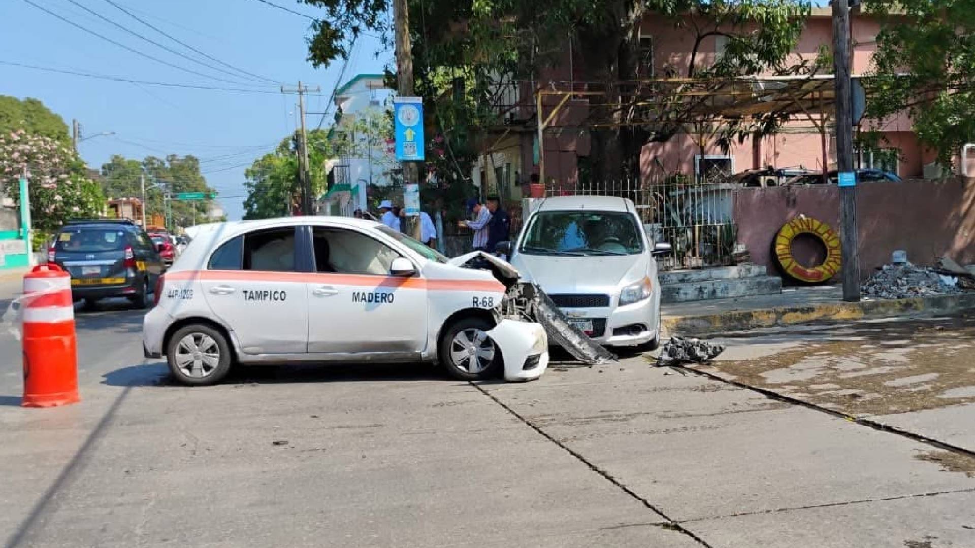 Auto sale proyectado tras no respetar señal de alto en Madero
