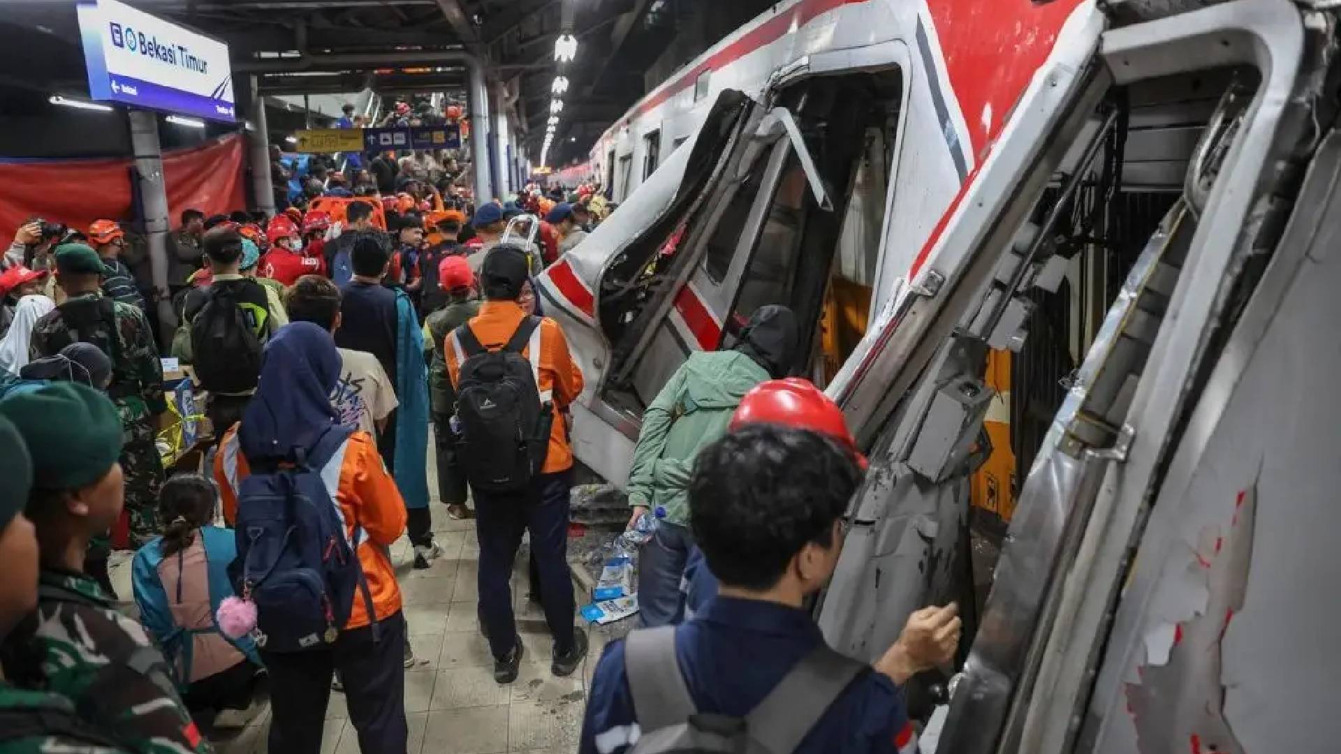 Choque de trenes deja 15 mujeres muertas