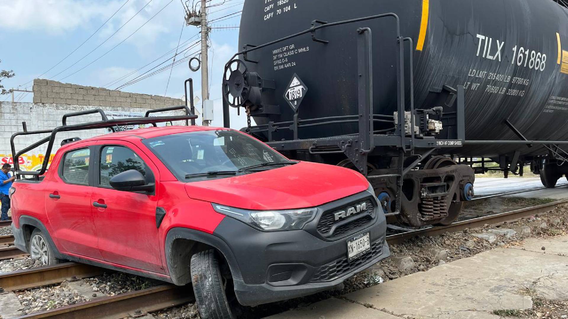 Por intentar ganarle el paso, tren arrastra camioneta en Altamira