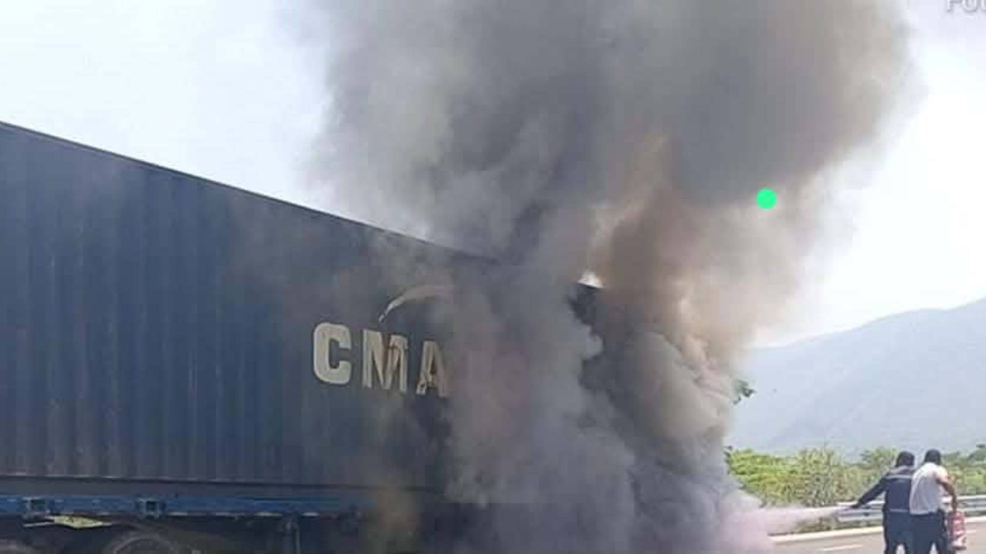Se incendia tractocamión en carretera Mante-Tula