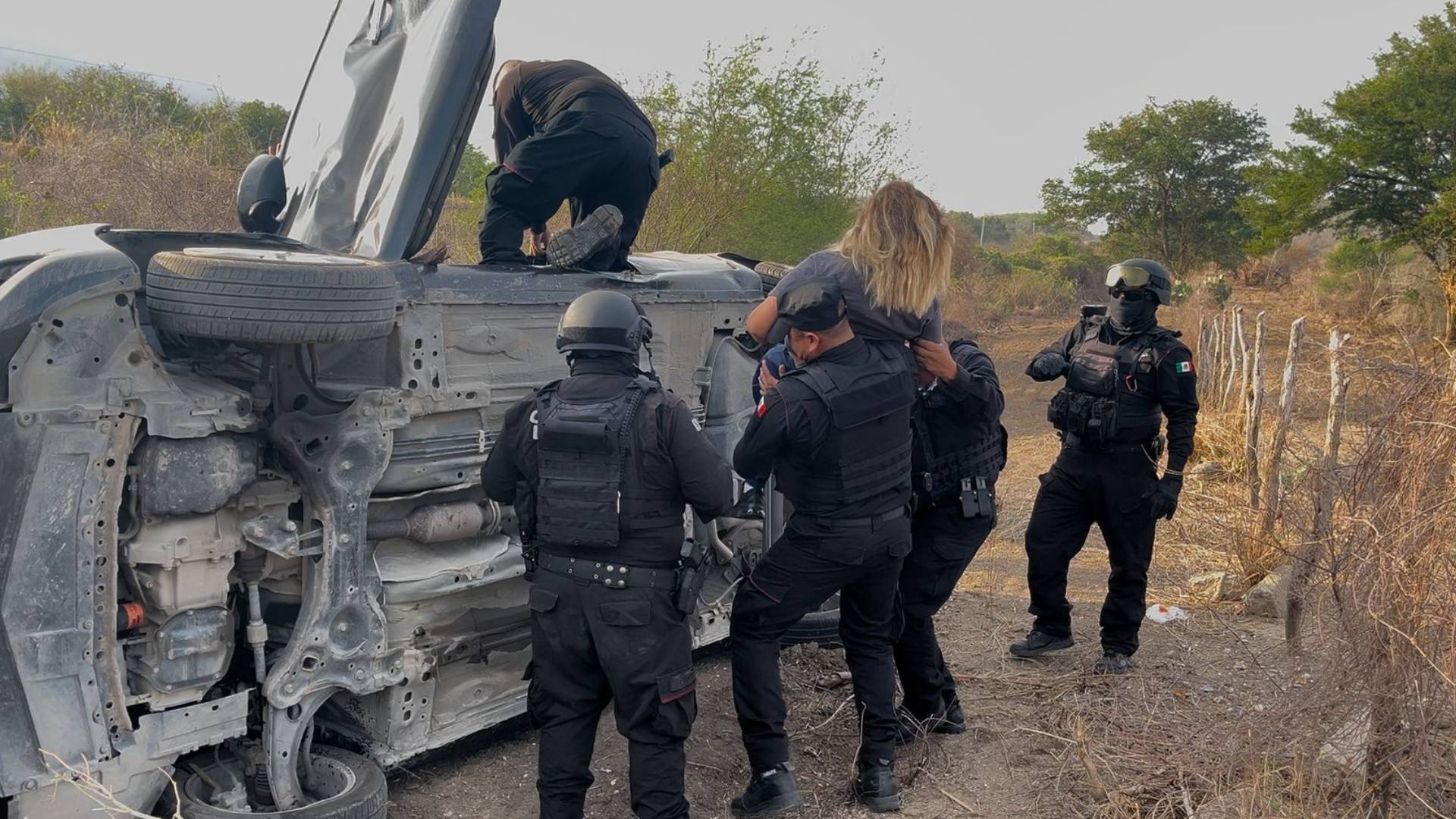 Rescatan a mujeres atrapadas tras volcadura en Abasolo
