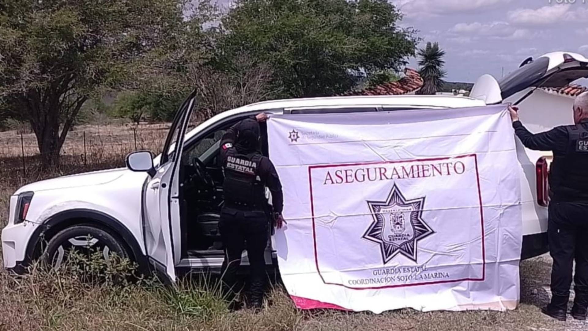 Aseguran camioneta robada con arsenal en Soto la Marina