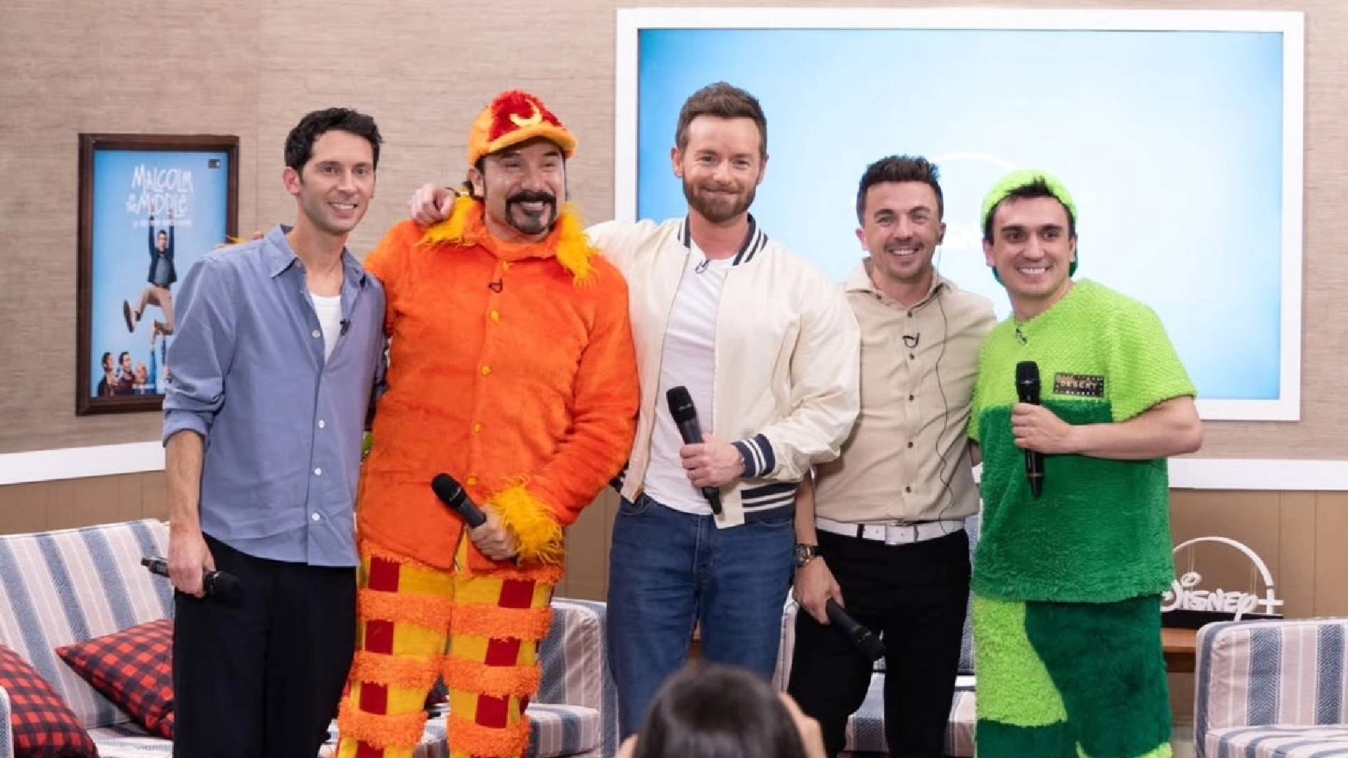 Malcolm el de en medio y La Familia Peluche protagonizan inesperado crossover en México