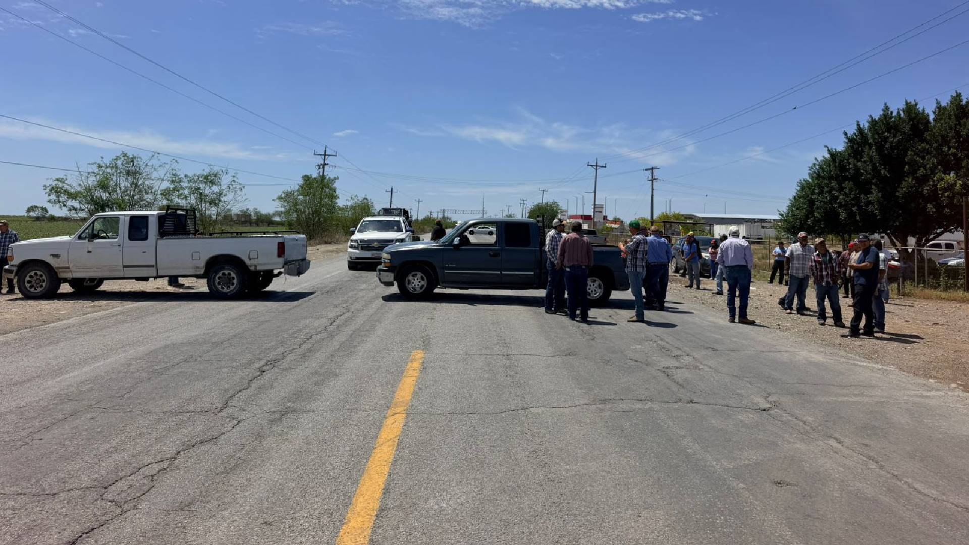 Productores bloquean por segundo día carretera Victoria–Matamoros