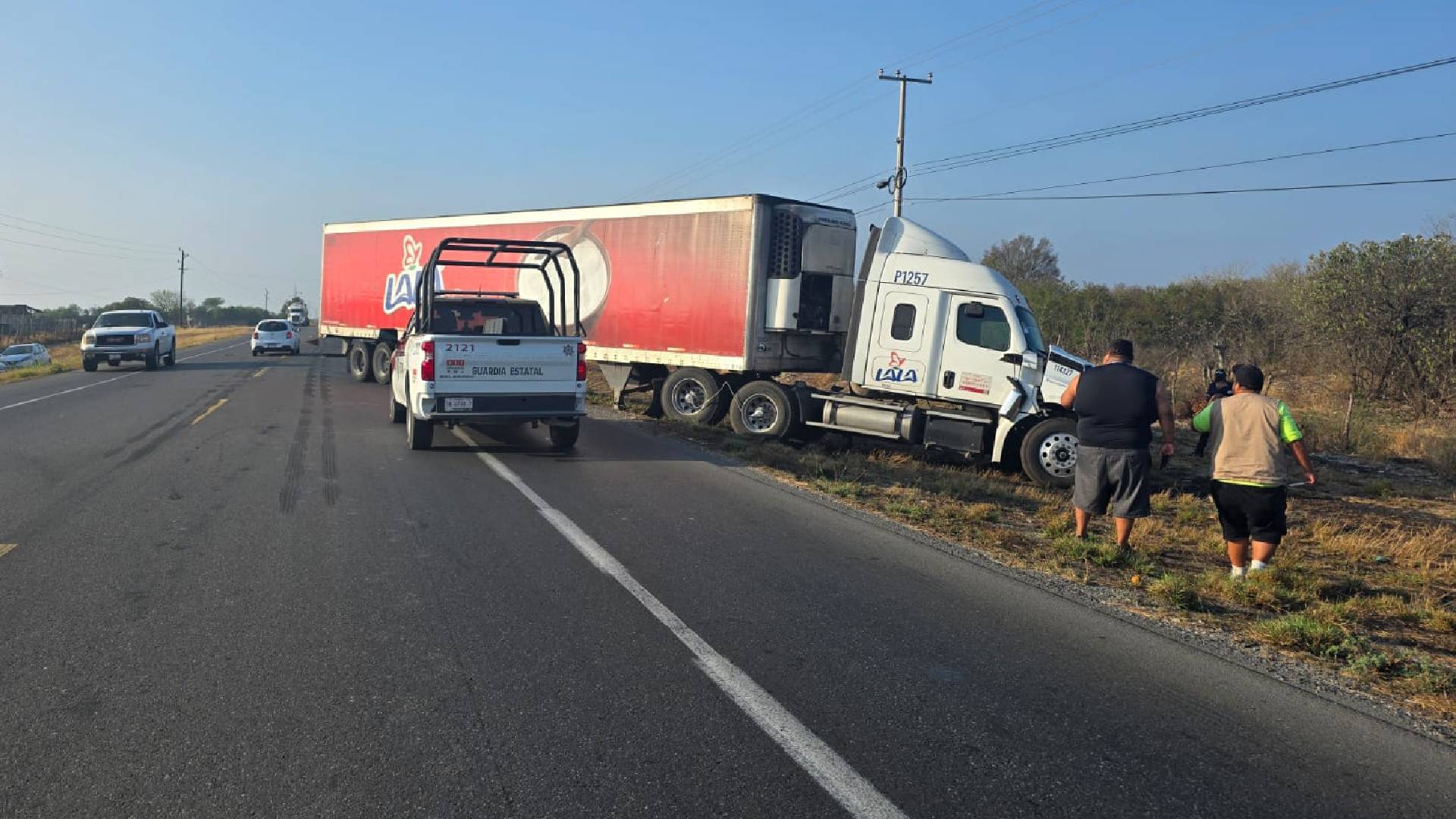 Choque de tráileres bloquea la Victoria-Monterrey en Güémez
