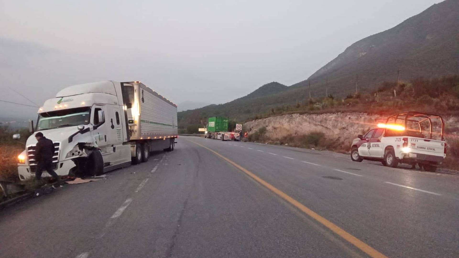 Choca camión cargado de aguacate en carretera Tula – Victoria