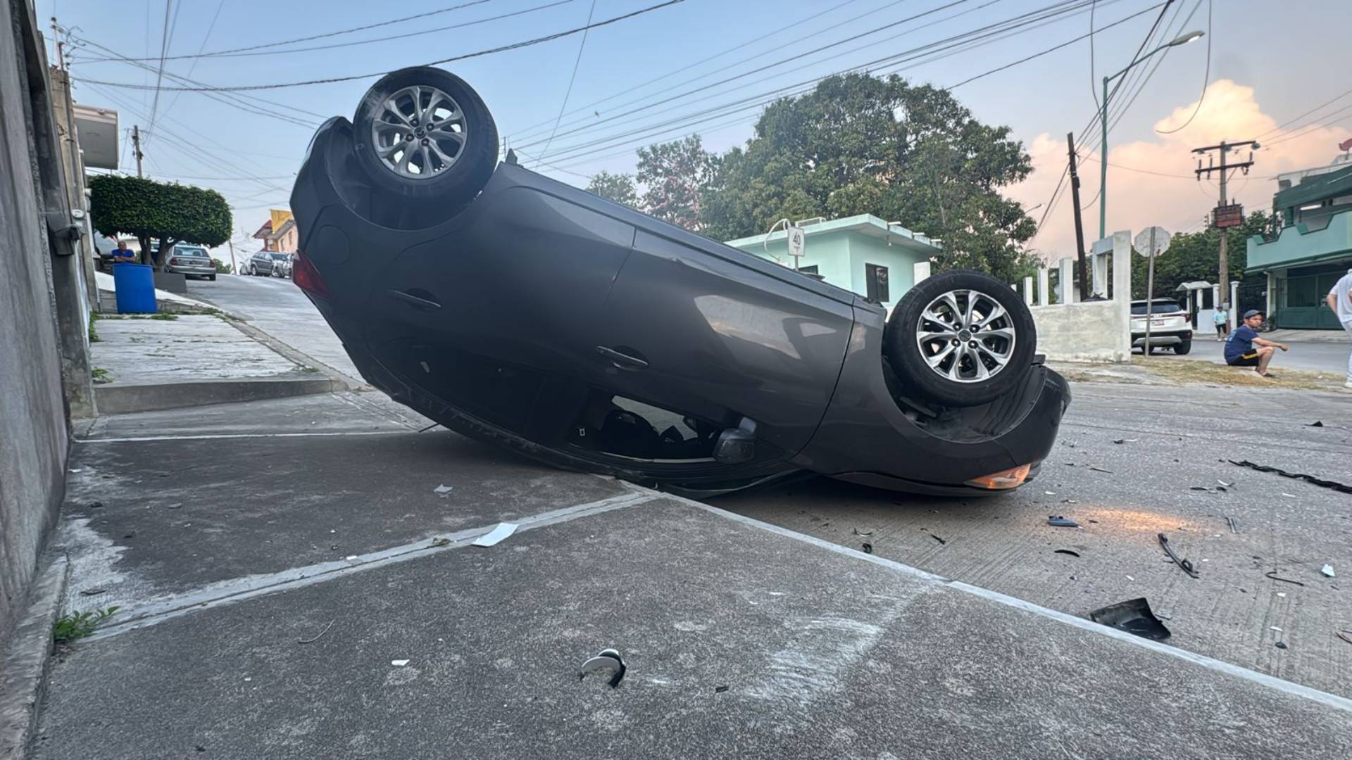 Tres estudiantes resultan lesionados tras volcadura en Tampico