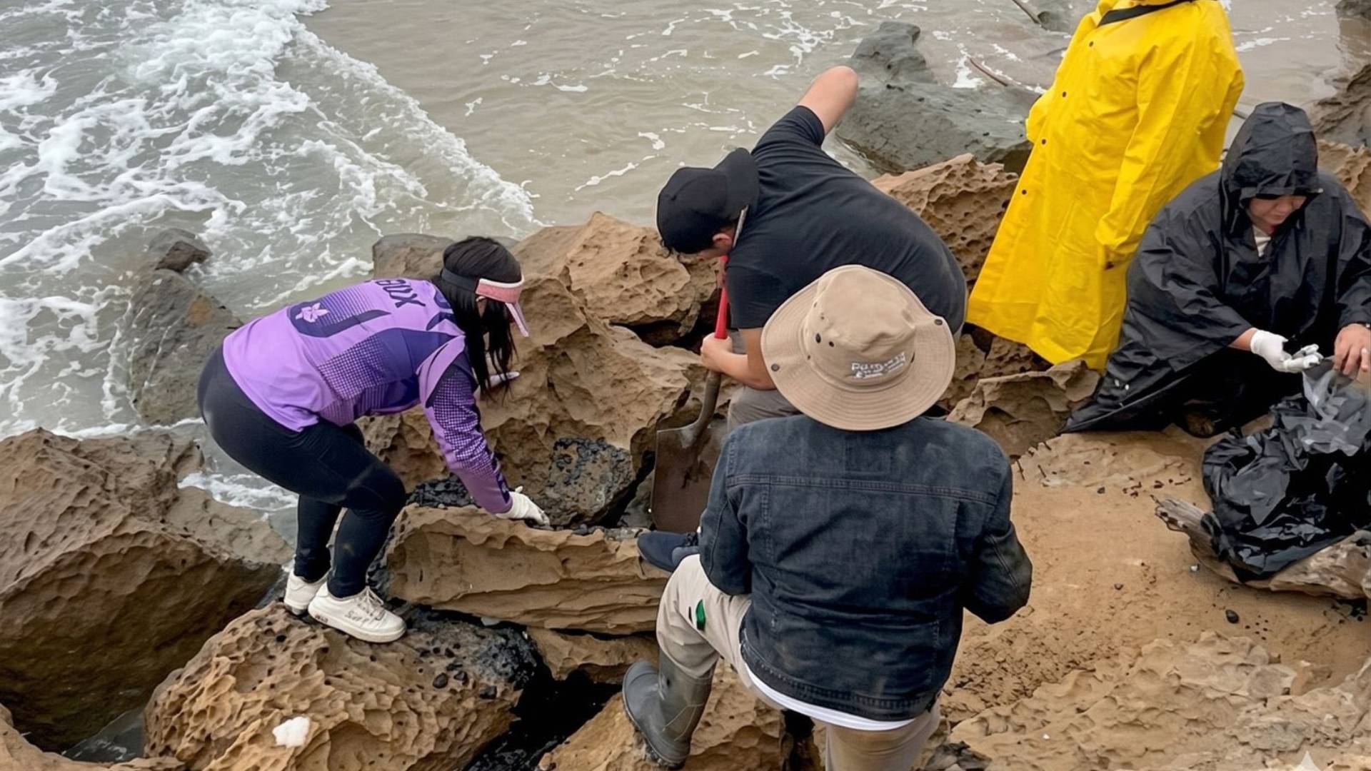 Retiran restos de hidrocarburo en escolleras de playa La Pesca