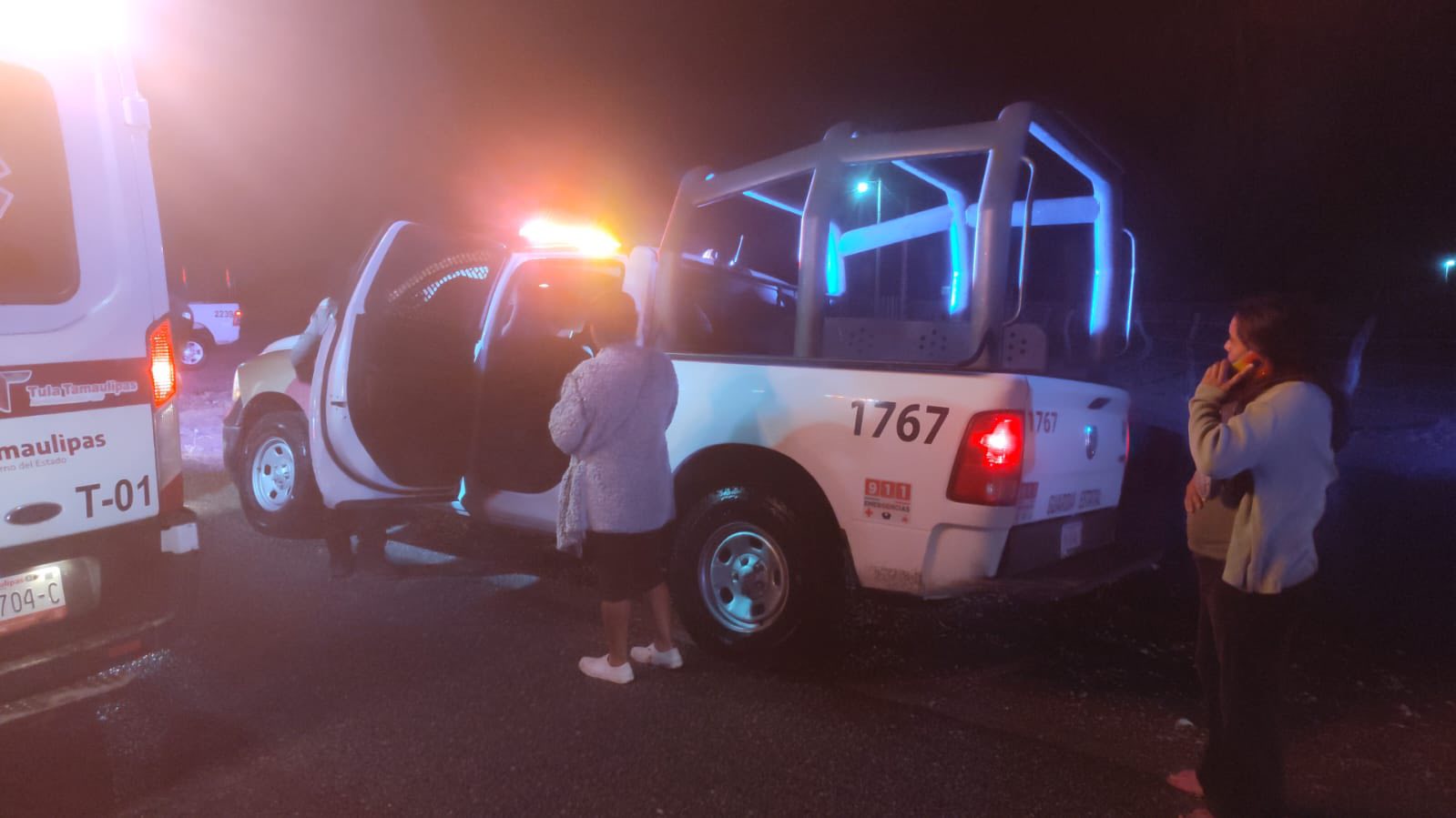 Rescatan a menores y familias atrapadas por lluvias en Tula