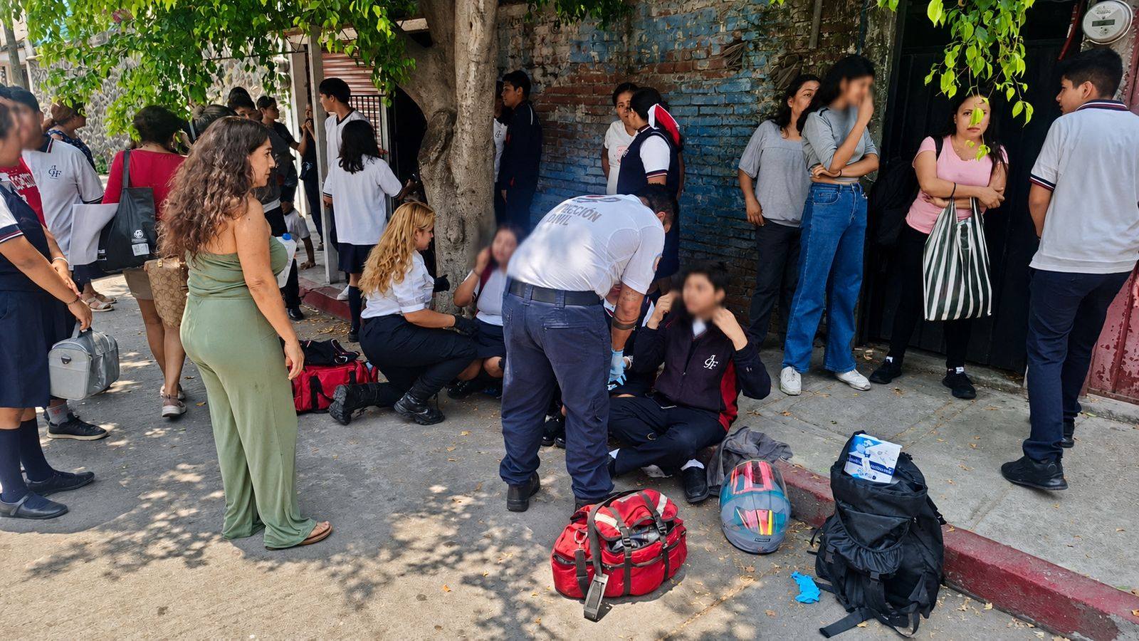 Enjambre de abejas ataca a 100 personas en telesecundaria