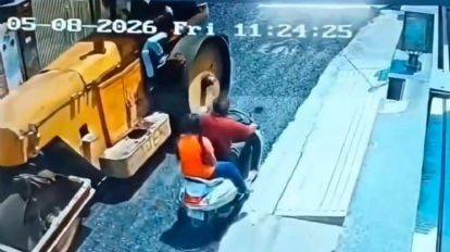 Motociclista muere al caer frente a una aplanadora