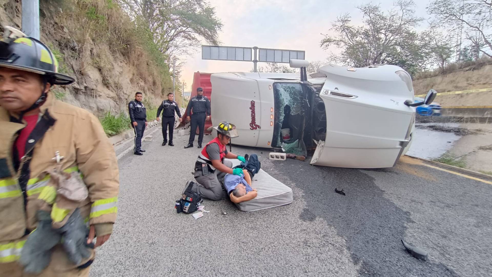 Trailero muere luego de dormitar y volcar unidad cargada de ladrillos en Tampico